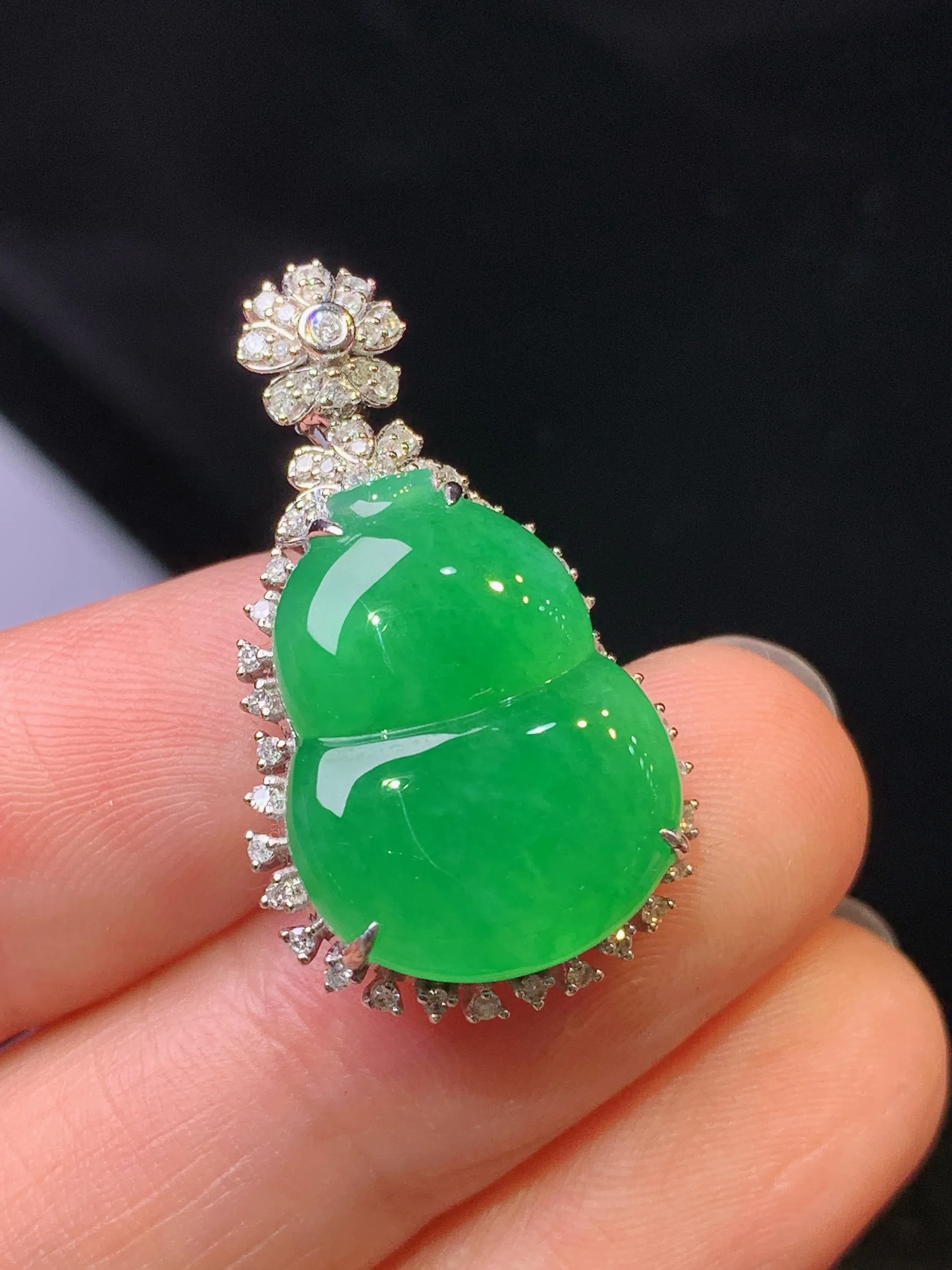 18k金钻镶嵌满绿葫芦吊坠 玉质细腻 色泽艳丽清新 整体尺寸28.6*16.5*8