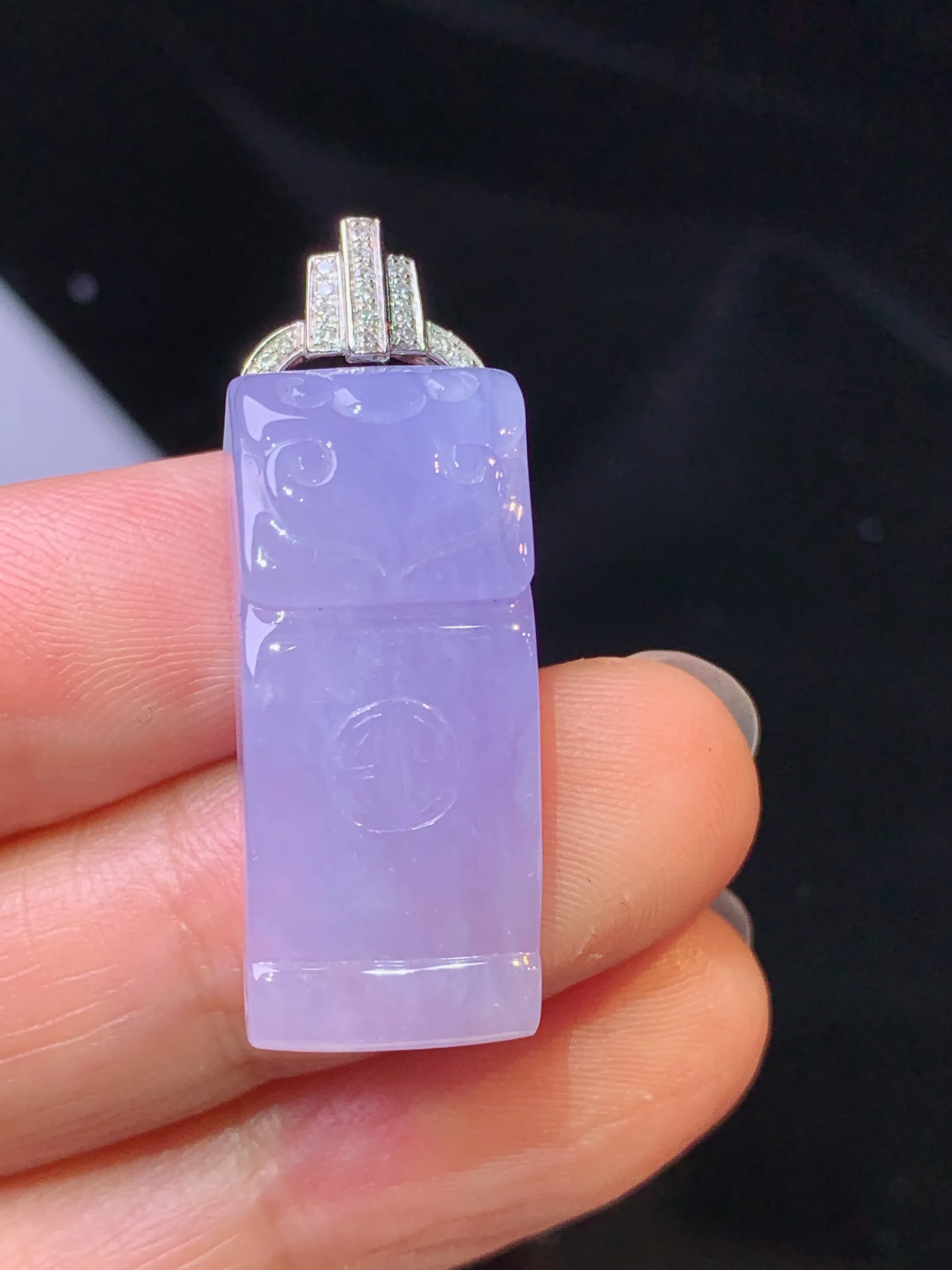 18k金钻镶嵌紫罗兰素牌吊坠 玉质细腻 色泽艳丽清新 整体尺寸34*12*8.5