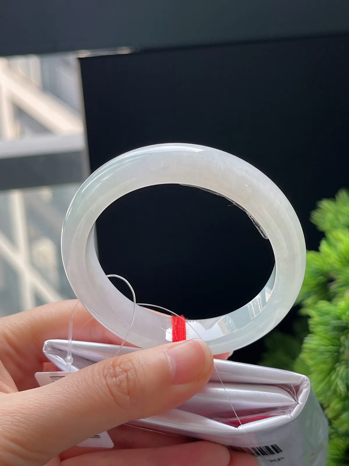 正圈50.5圈口，翡翠冰糯种淡绿手镯