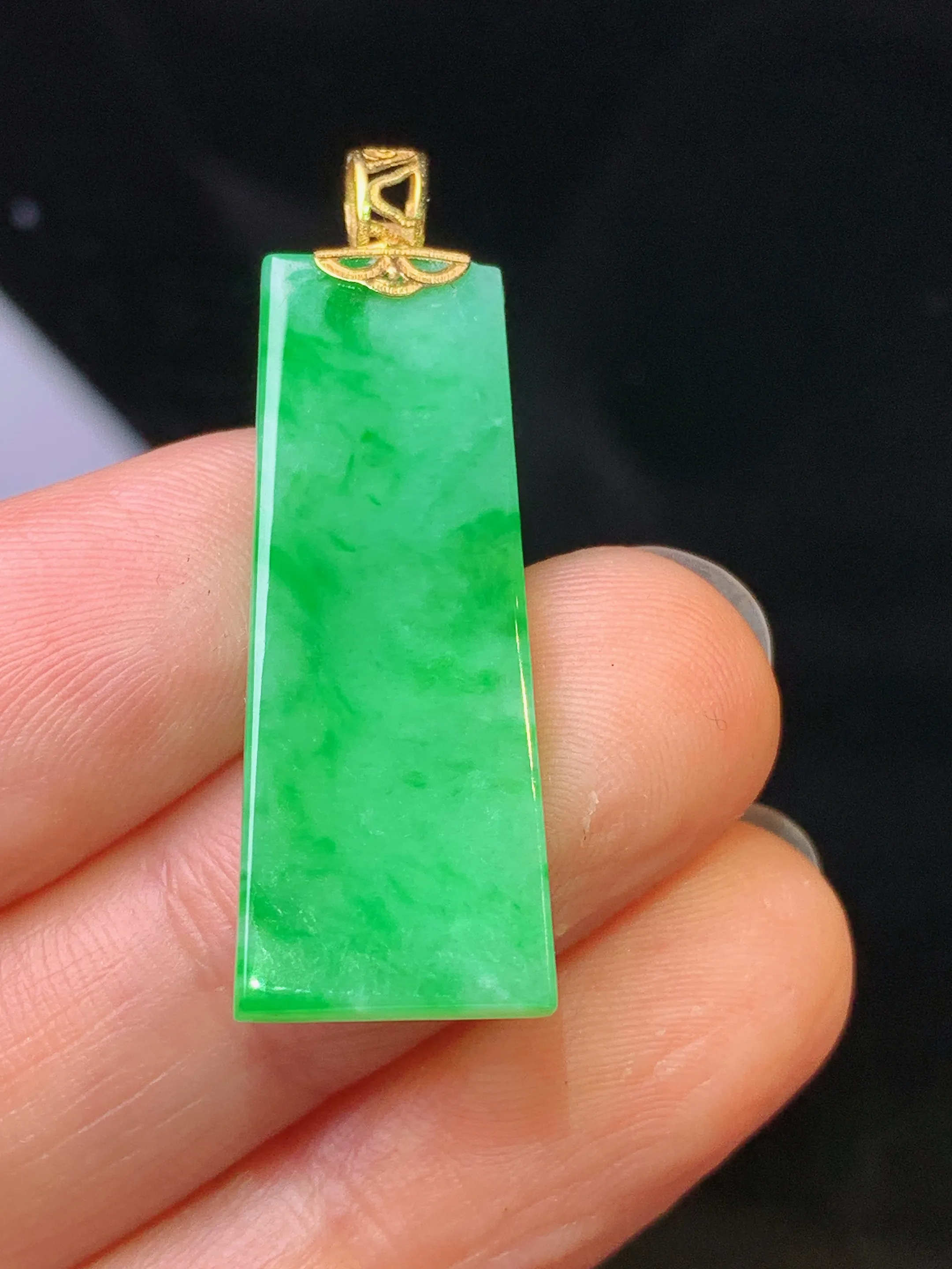 18k金镶嵌翠绿无事牌吊坠 玉质细腻 色泽艳丽清新 整体尺寸35.7*11.5*2.7