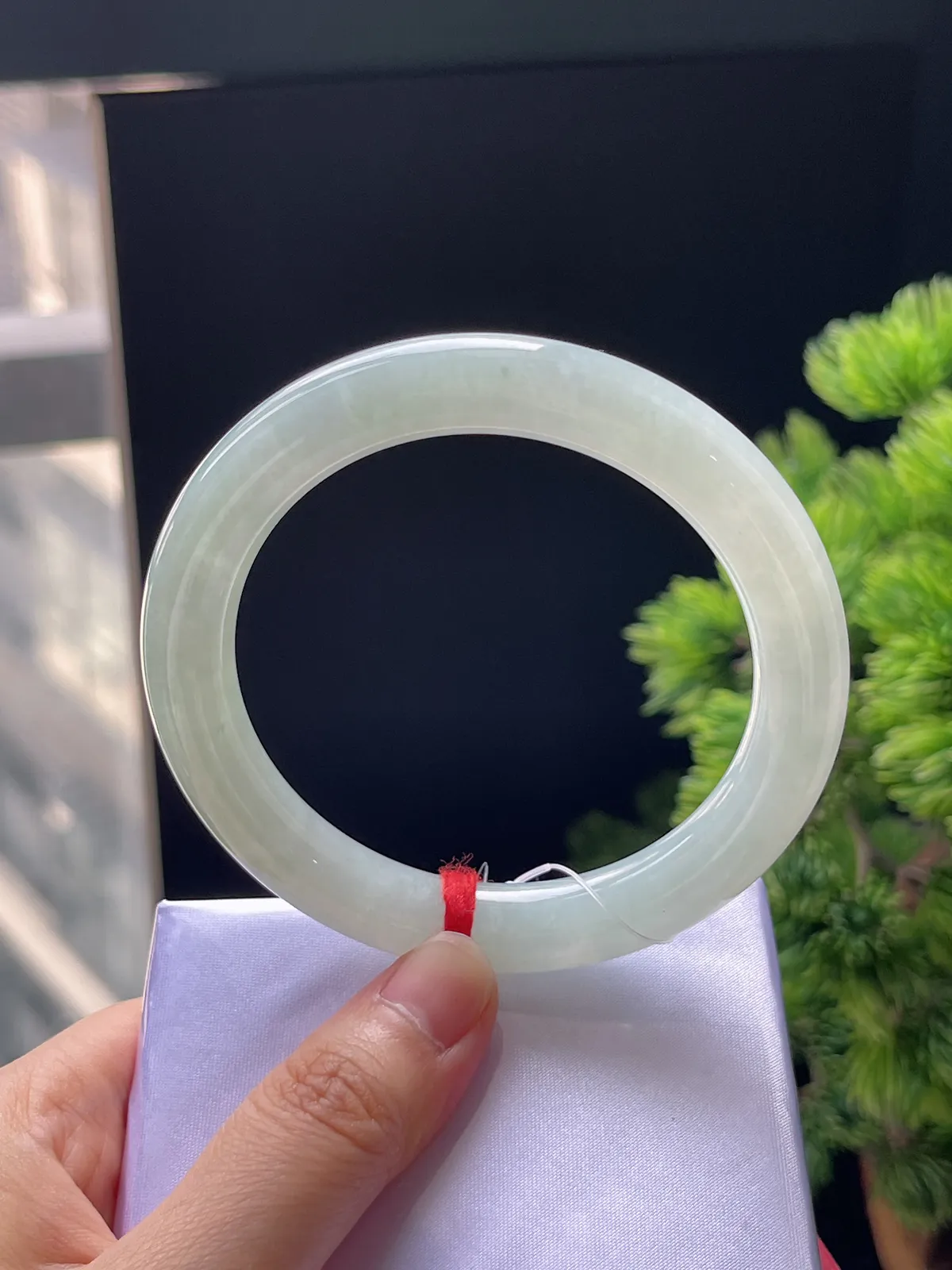 圆镯58圈口，翡翠冰糯种淡绿色手镯