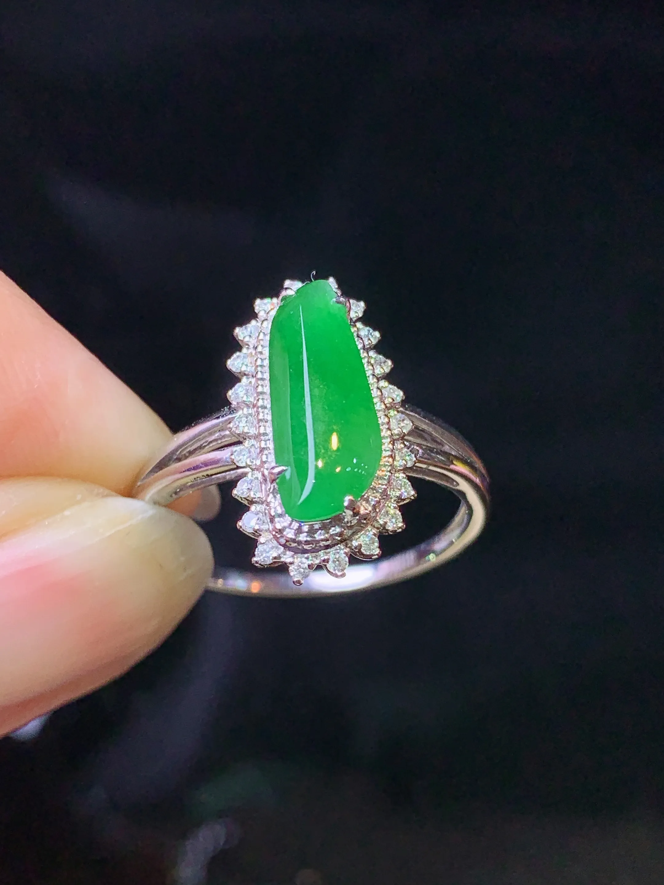 18k金钻镶嵌满绿随形吊坠 玉质细腻 色泽艳丽清新 圈口14 整体尺寸17.3*9.2*6.7