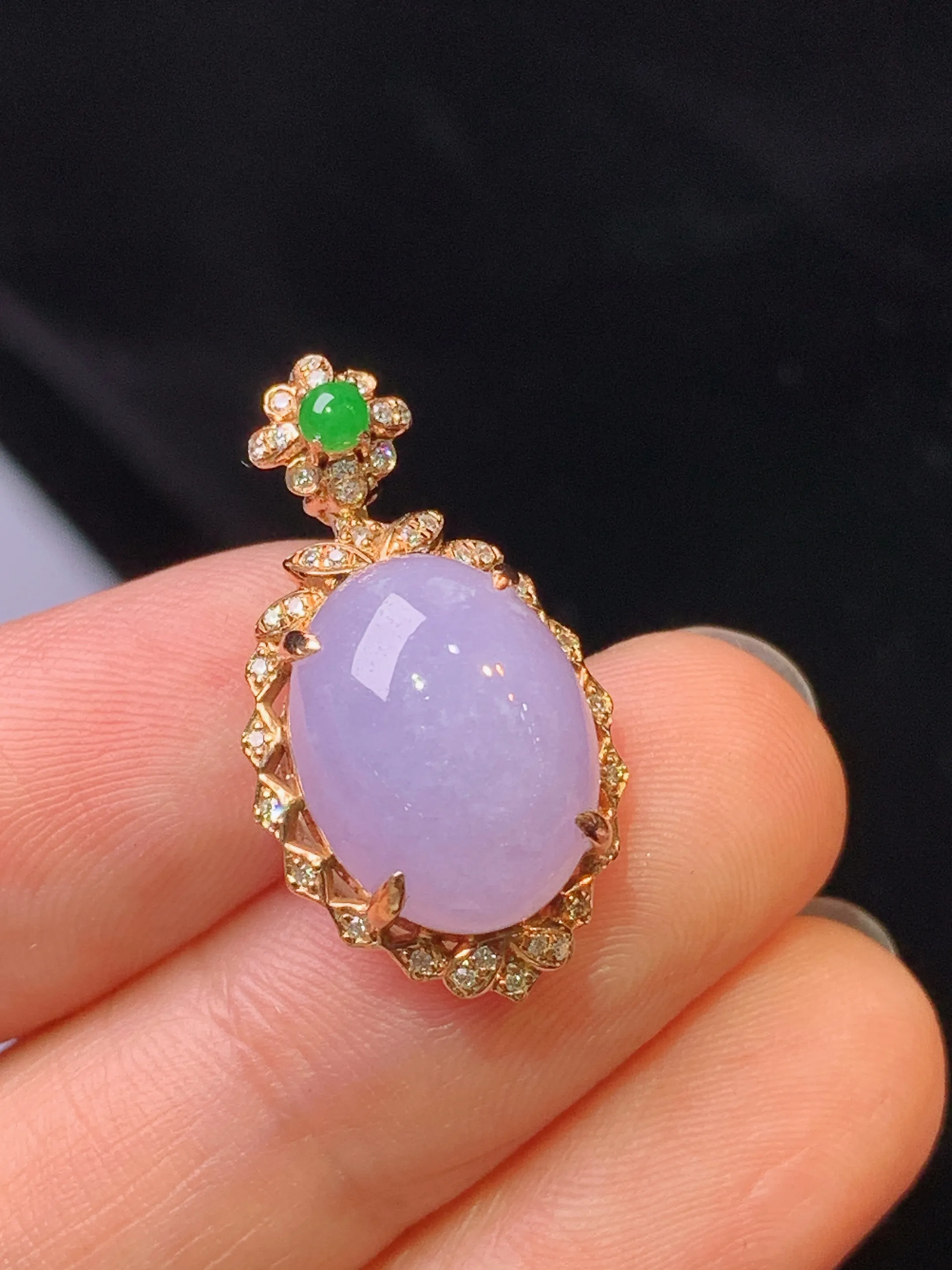 18k金钻镶嵌紫罗兰蛋面吊坠 玉质细腻 色泽艳丽清新 整体尺寸24.3*13.5*9.8