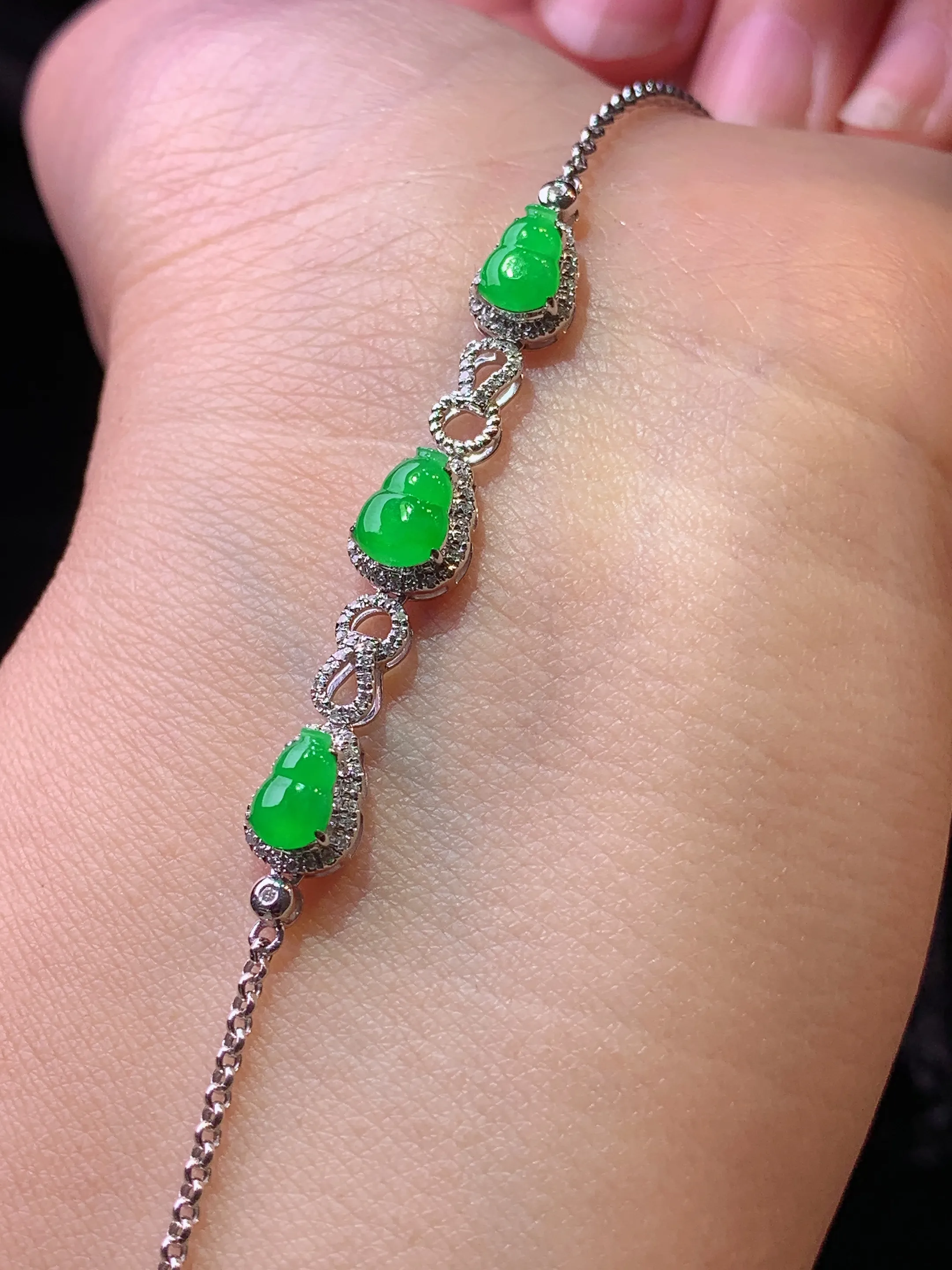 18k金钻镶嵌翠绿葫芦手链 玉质细腻 色泽艳丽清新 整体尺寸40.6*6.6*4.7