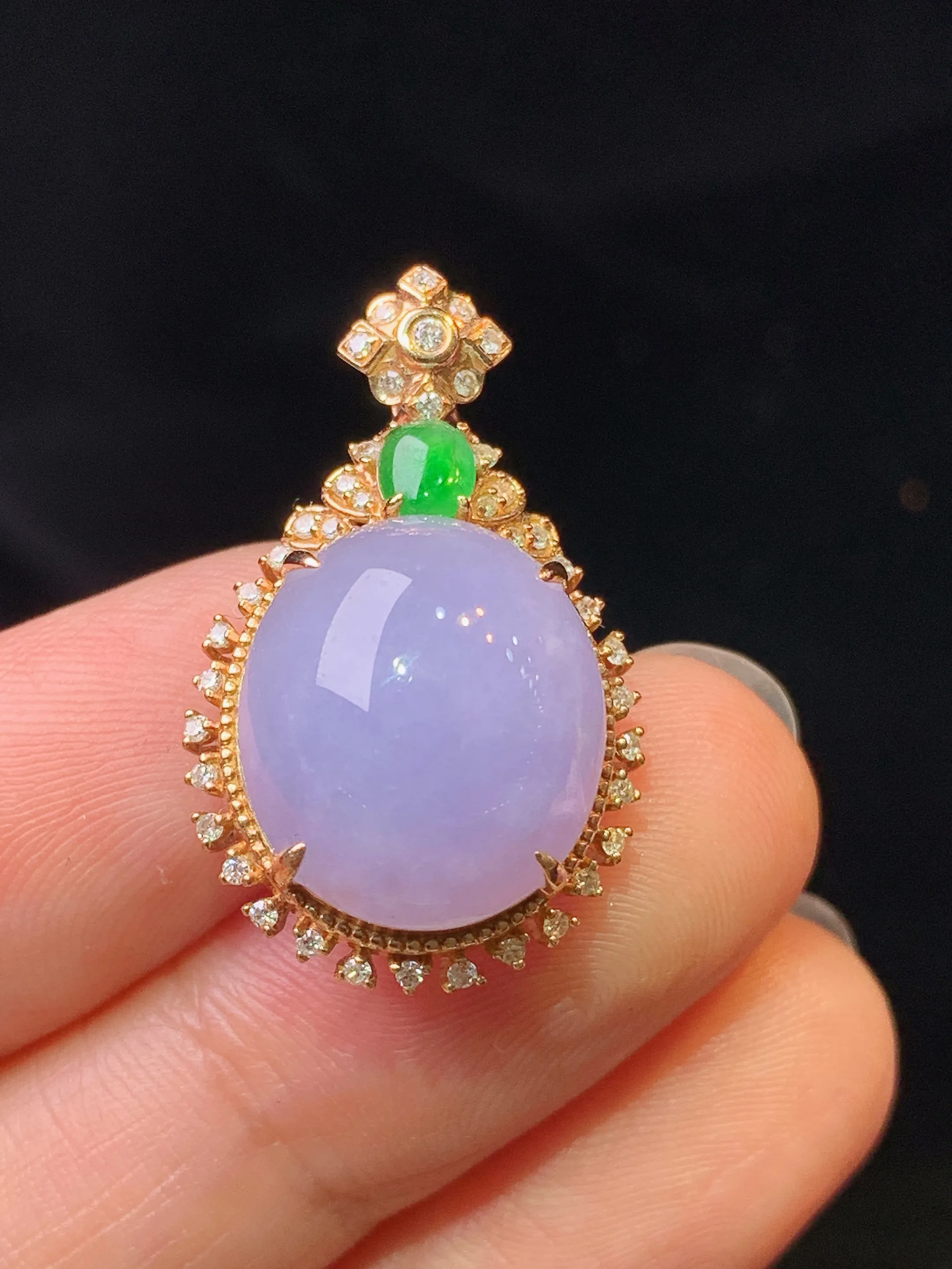 18k金钻镶嵌紫罗兰蛋面吊坠 玉质细腻 色泽艳丽清新 整体尺寸26.8*16.5*10.6