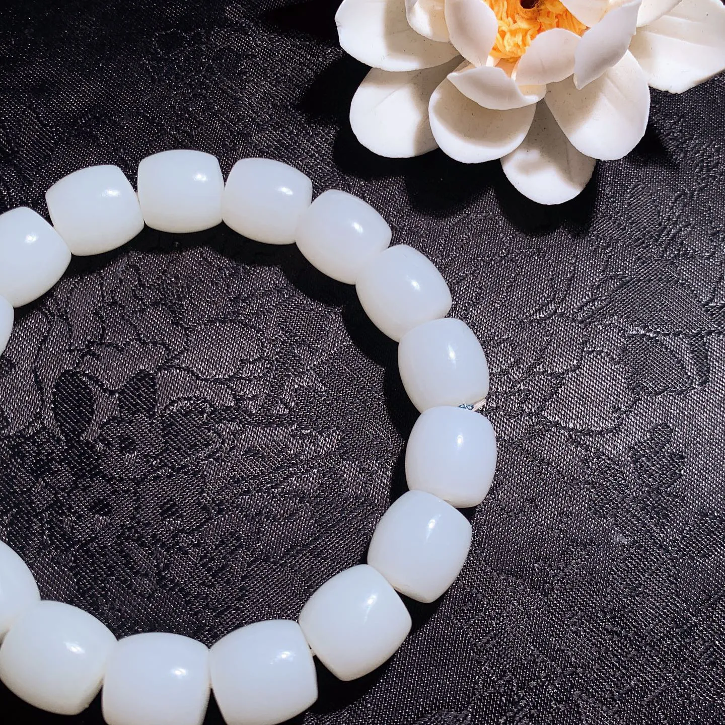 新疆和田玉白玉羊脂白直切老型珠手串 单颗尺寸11重49.5克。玉质细腻油润。手推出油。佩戴高端典雅。lt260206