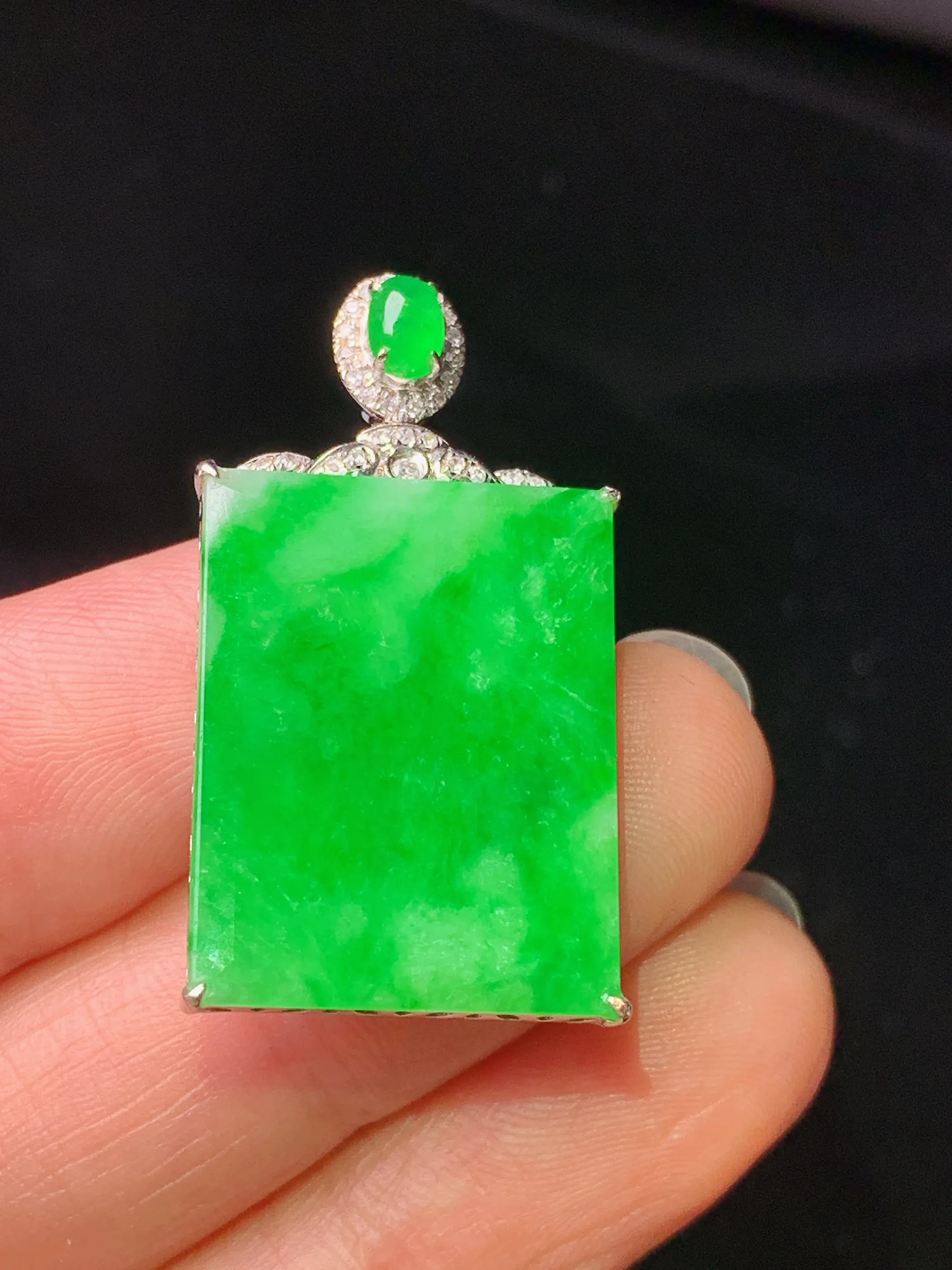 18k金钻镶嵌翠绿无事牌吊坠 玉质细腻 色泽艳丽清新 整体尺寸32.5*17.6*6