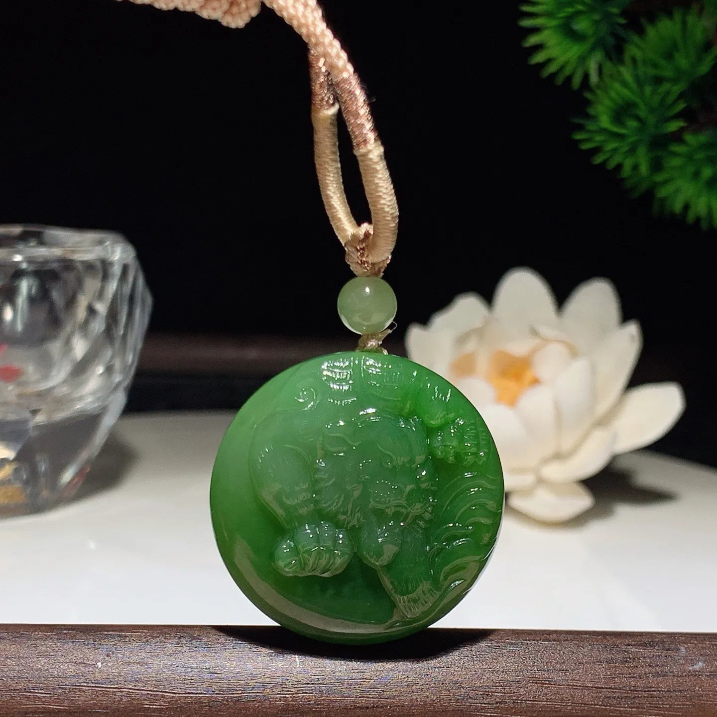 和田玉阳绿俄罗斯碧玉下山虎圆牌挂件。尺寸31/9重17.3克。“上山虎升官，下山虎发财”玉质细腻油润