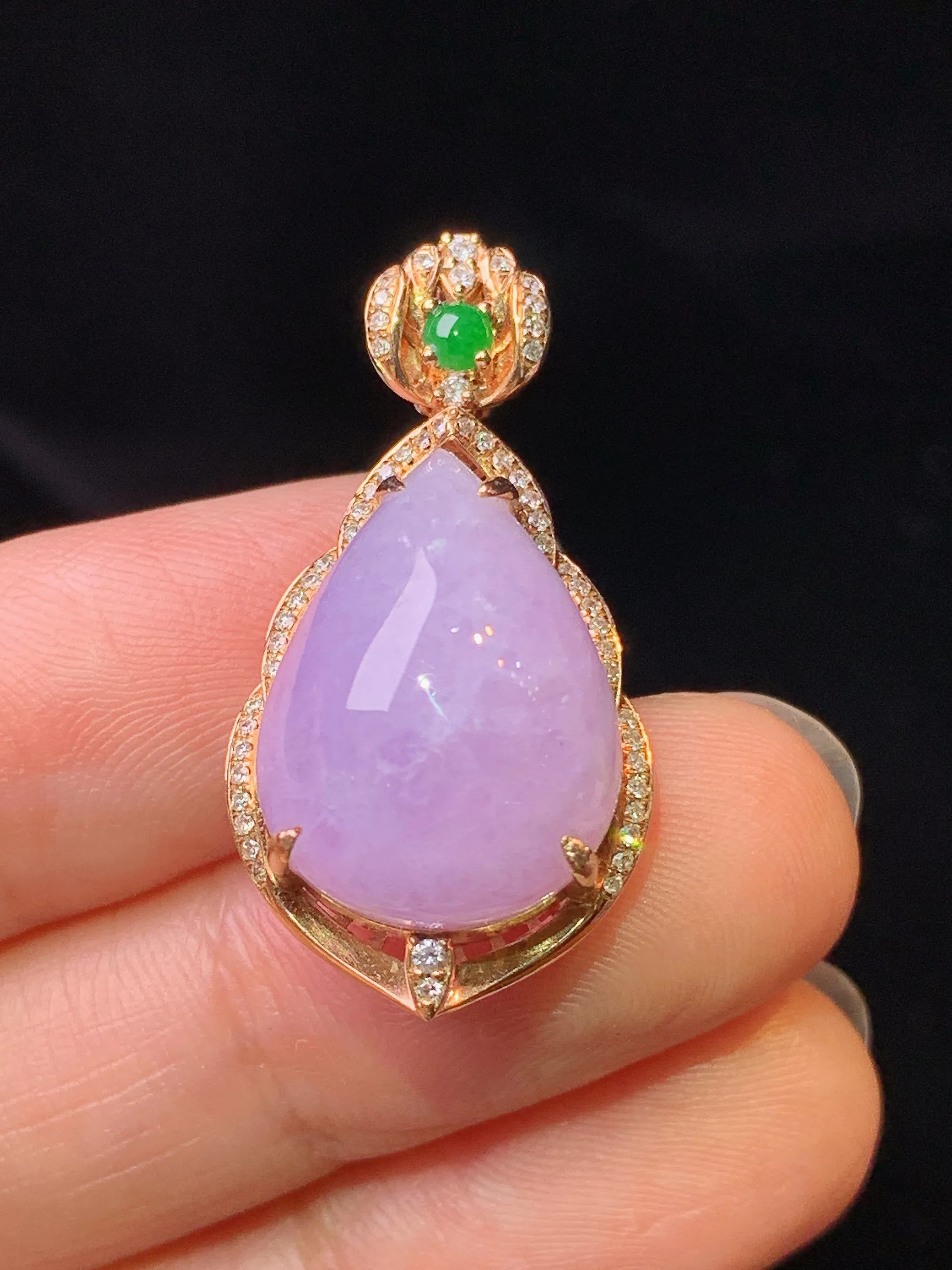 18k金钻镶嵌紫罗兰水滴吊坠 玉质细腻 色泽艳丽清新 整体尺寸30.2*15.5*12.2