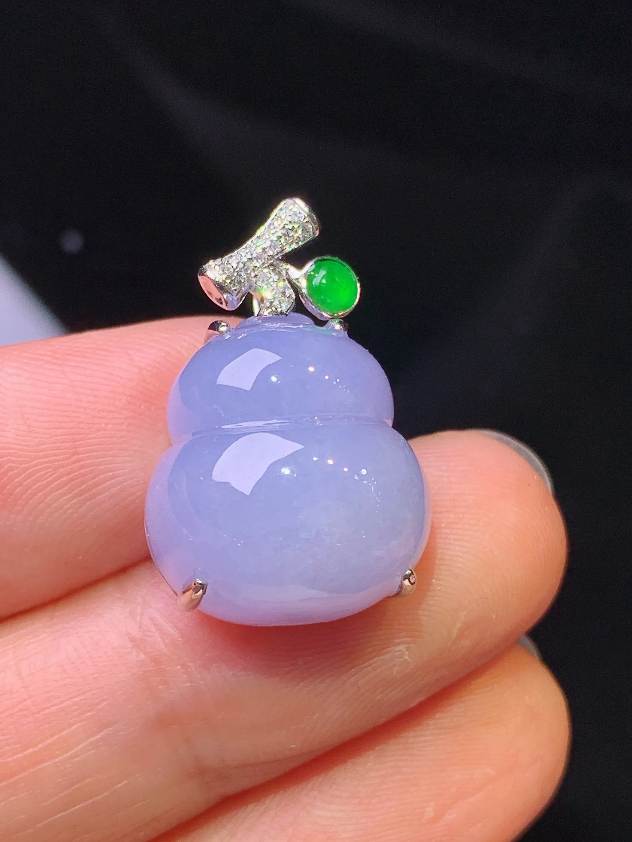 18k金钻镶嵌紫罗兰葫芦吊坠 玉质细腻 色泽艳丽清新 整体尺寸22.5*15*9.8