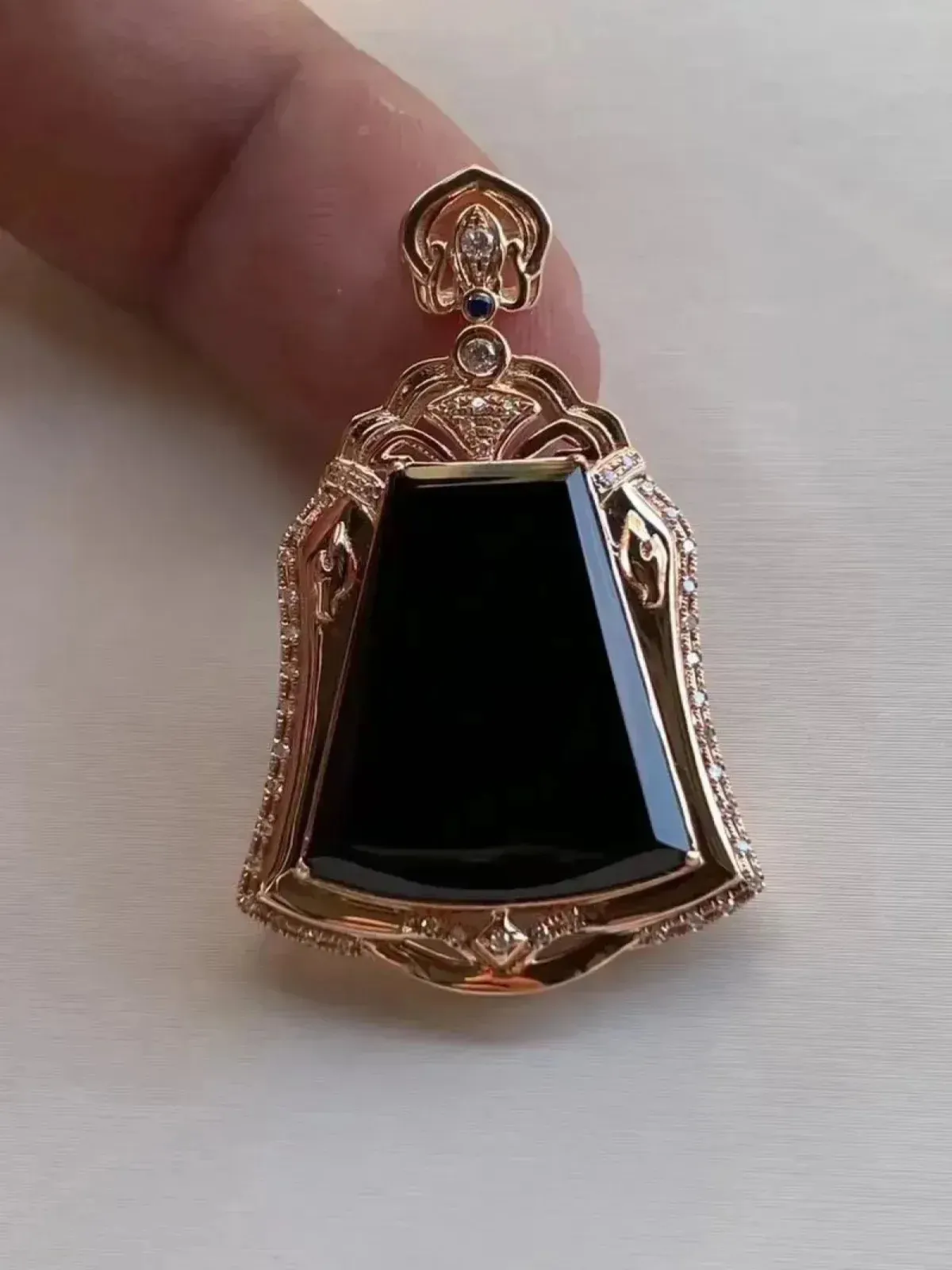 墨翠：【平安无事牌】吊坠、18K金+南非钻镶嵌，细腻干净，黑度极黑，性价比高，做工精致，打灯透绿 裸石尺寸 19.5*17.8‘