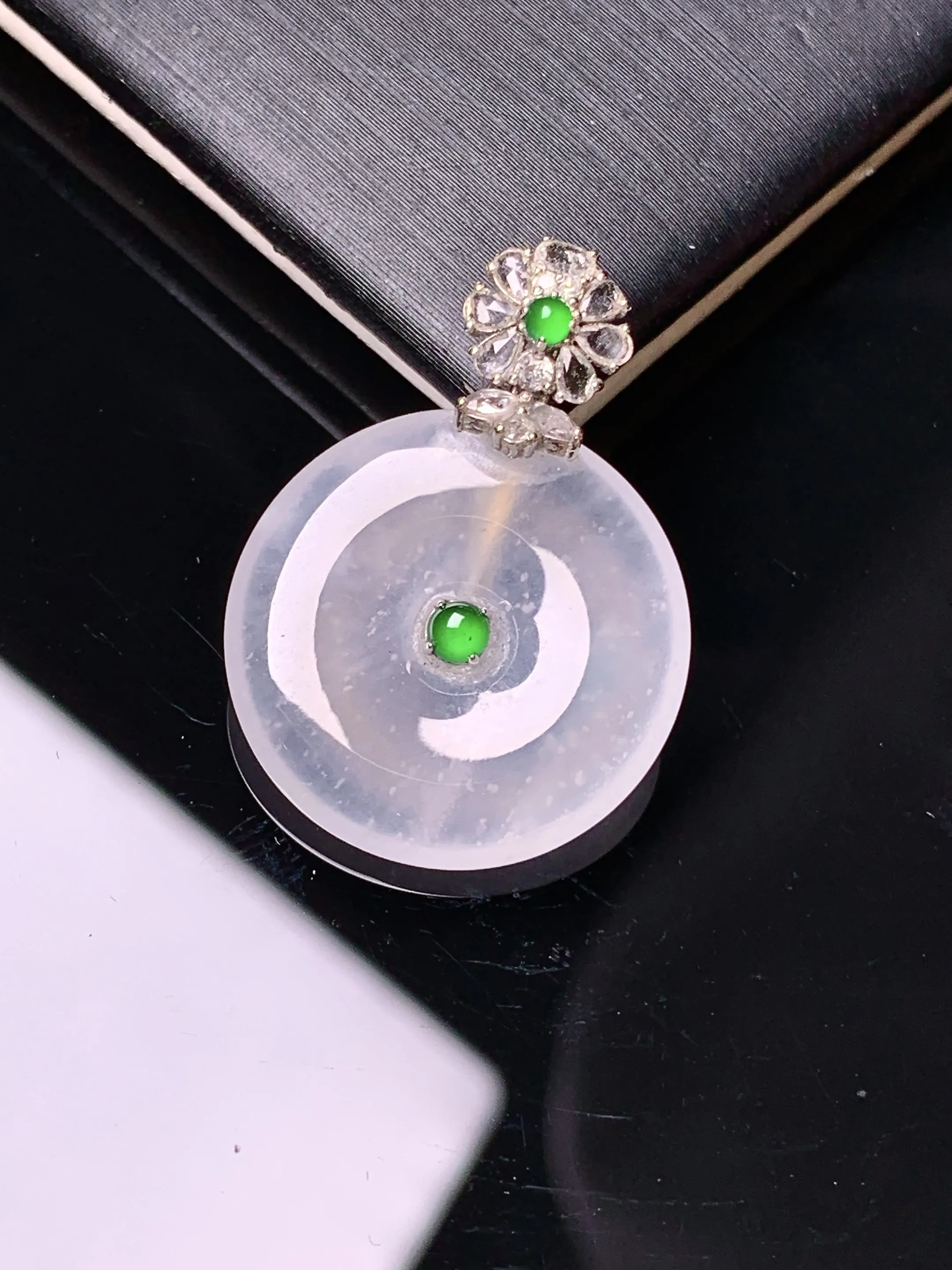 18k金钻镶嵌冰种平安扣吊坠 玉质细腻 色泽艳丽清新 整体尺寸26*18.8*4