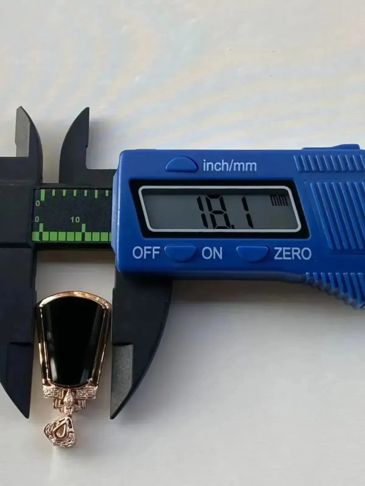 墨翠：【平安无事牌】吊坠、18K金+南非钻镶嵌，细腻干净，黑度极黑，性价比高，做工精致，打灯透绿 裸石尺寸 21.0*15.2‘