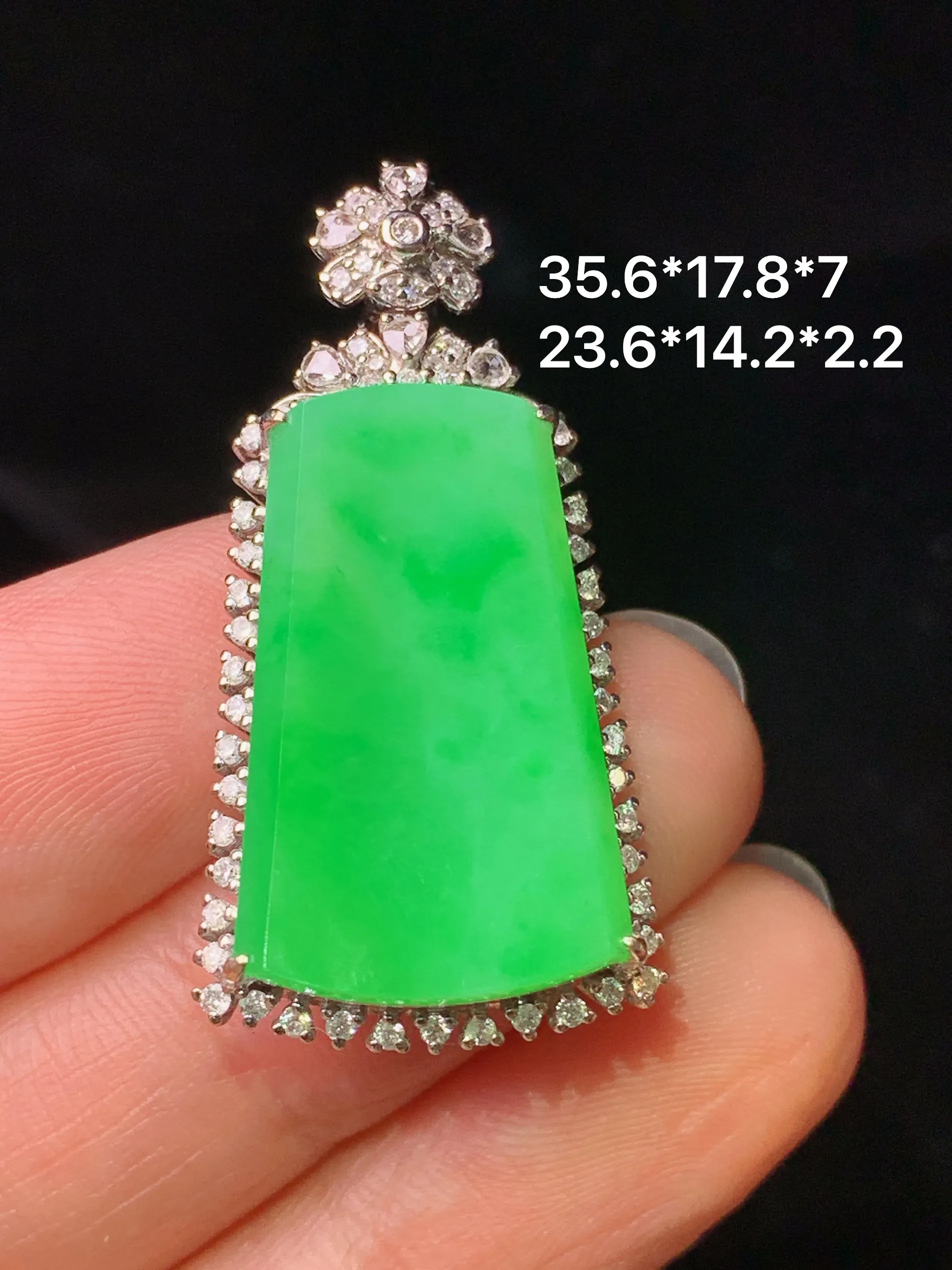 18k金钻镶嵌翠绿无事牌吊坠 玉质细腻 色泽艳丽清新 整体尺寸35.6*17.8*7