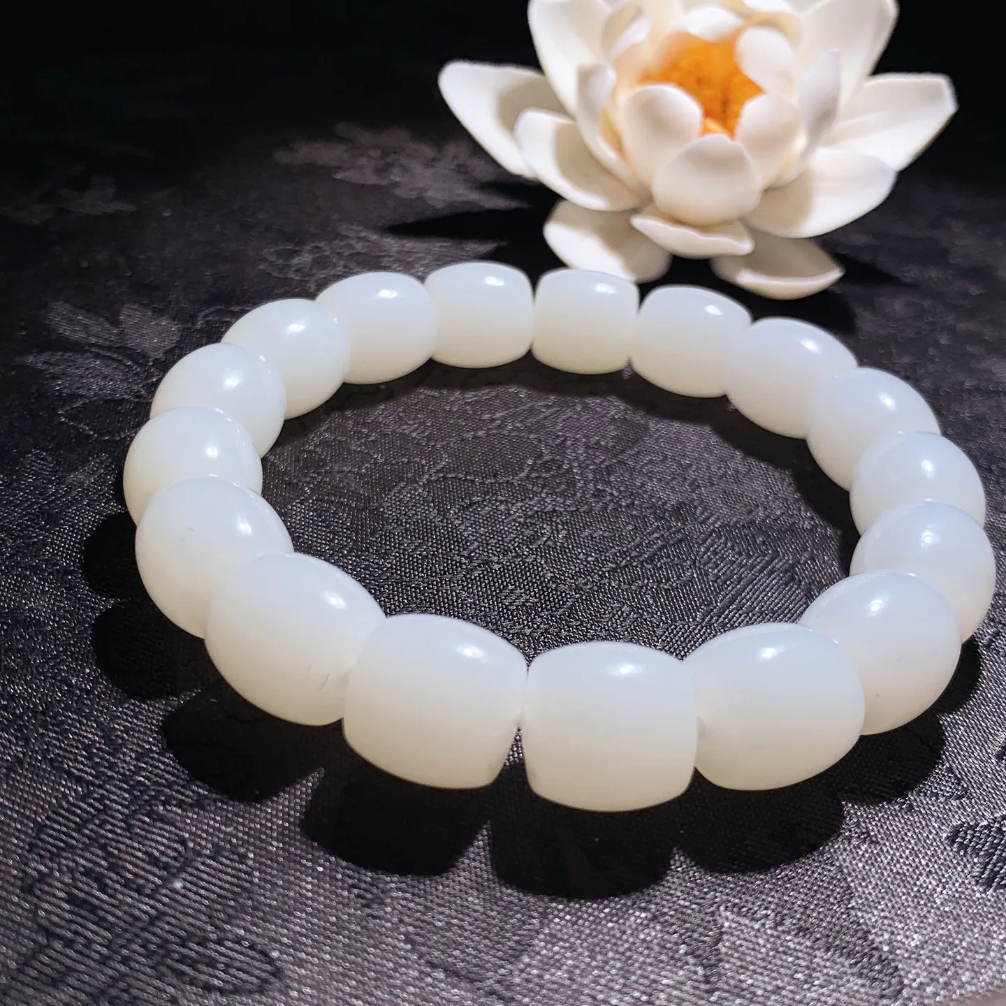 新疆和田玉白玉羊脂白直切老型珠手串 单颗尺寸11重49.5克。玉质细腻油润。手推出油。佩戴高端典雅。lt260206