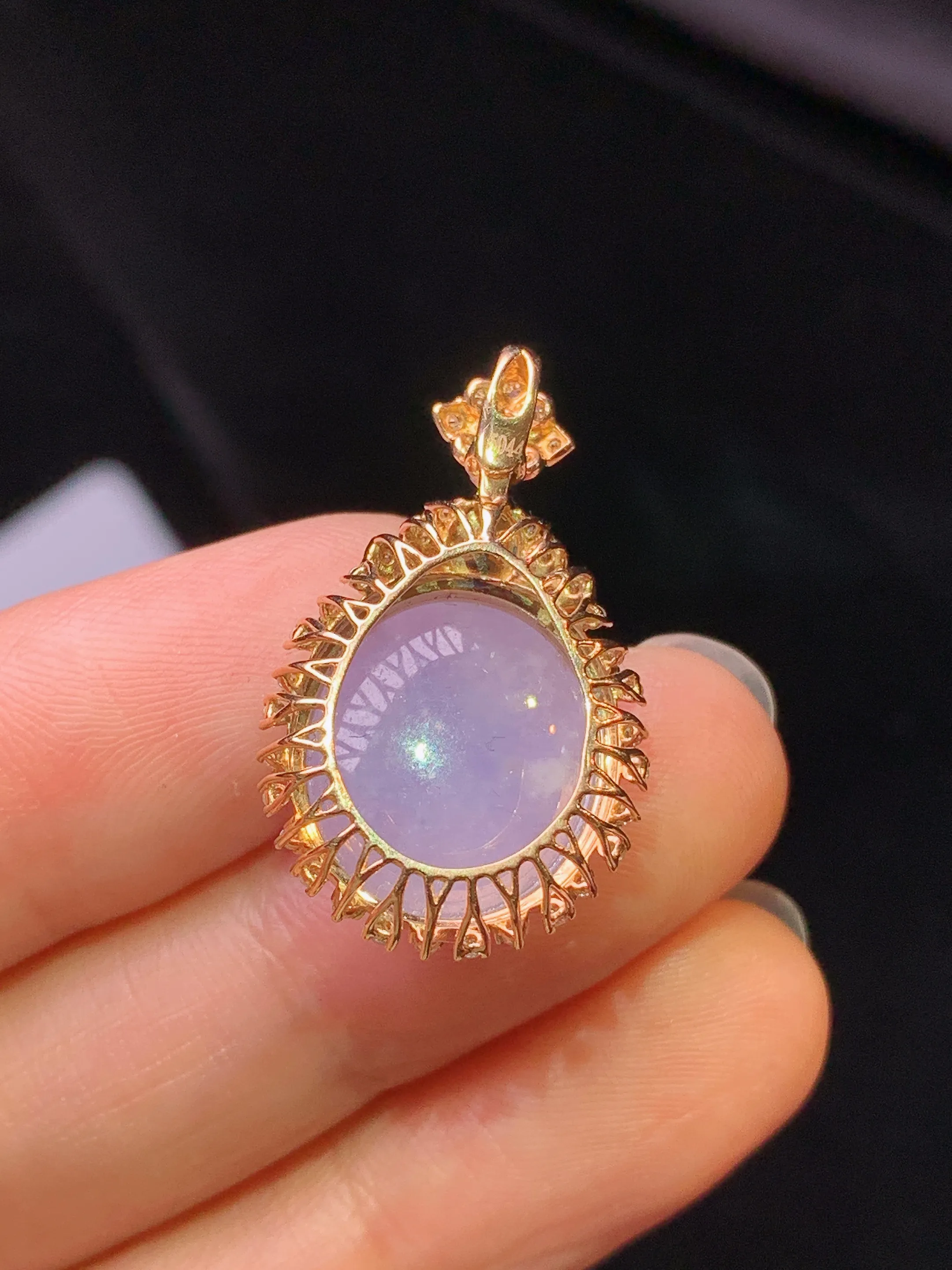 18k金钻镶嵌紫罗兰蛋面吊坠 玉质细腻 色泽艳丽清新 整体尺寸26.8*16.5*10.6