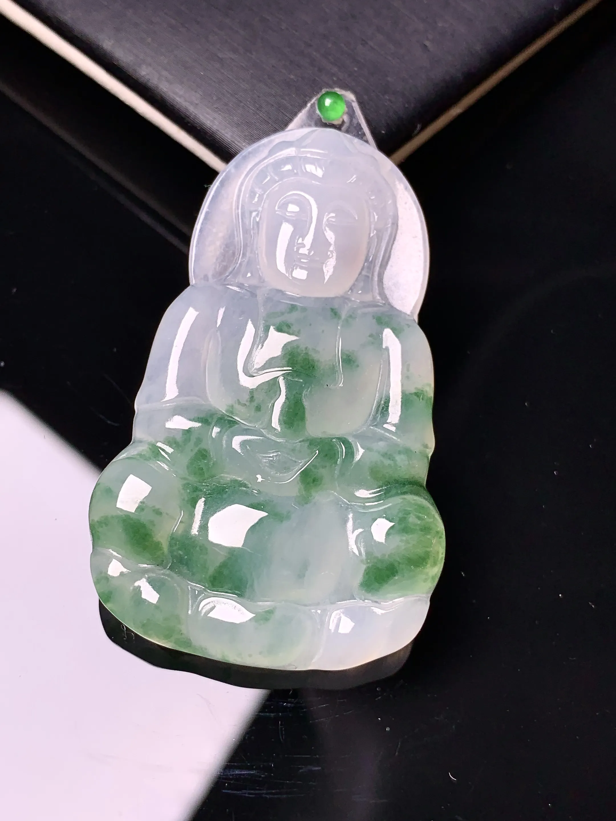 镶嵌款 冰种飘绿观音菩萨吊坠 玉质细腻 色泽艳丽清新 整体尺寸46.5*28.8*4.2
