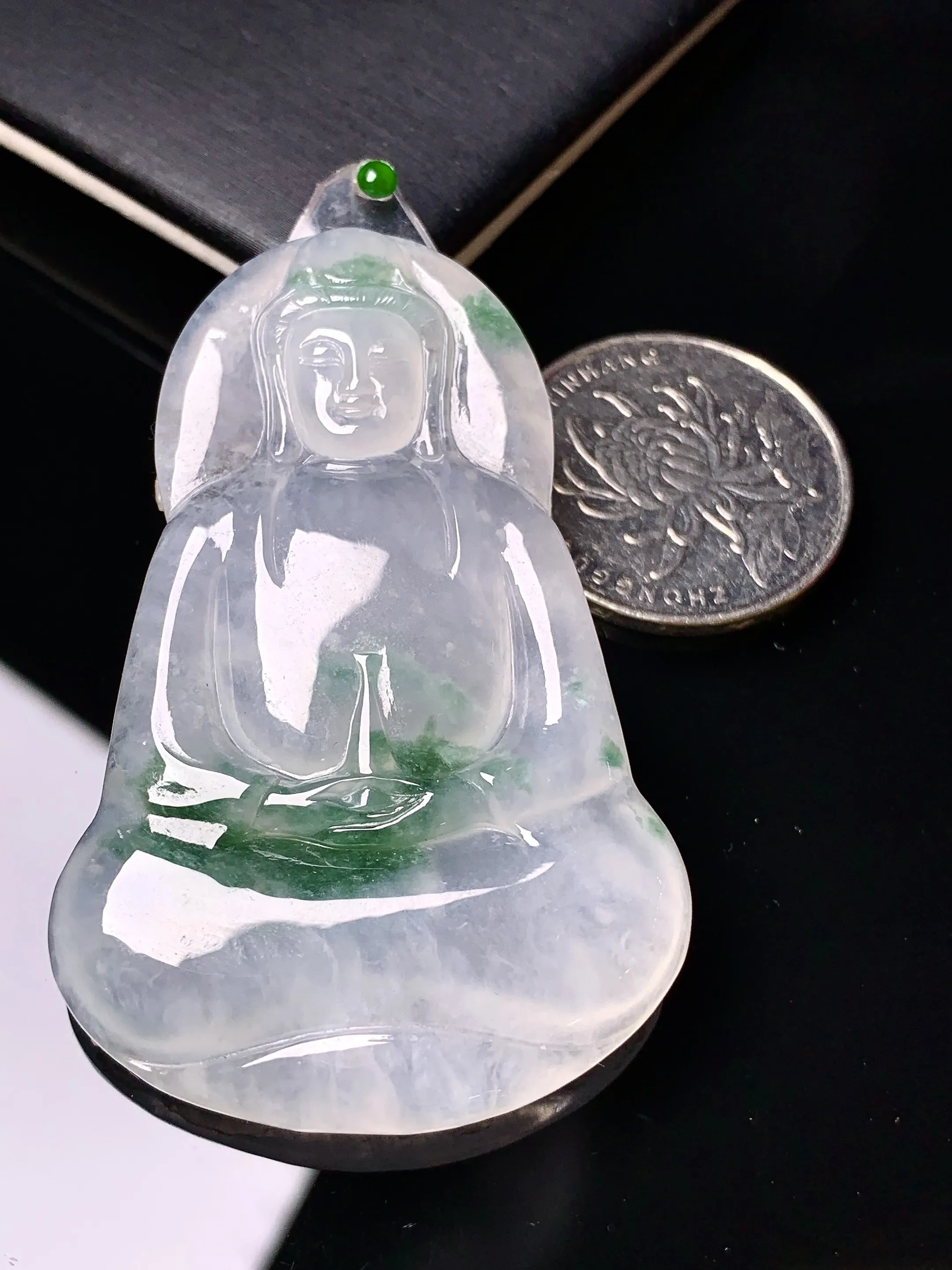 镶嵌款 飘绿素衣观音菩萨吊坠 玉质细腻 色泽艳丽清新 整体尺寸56.6*36.8*5.5