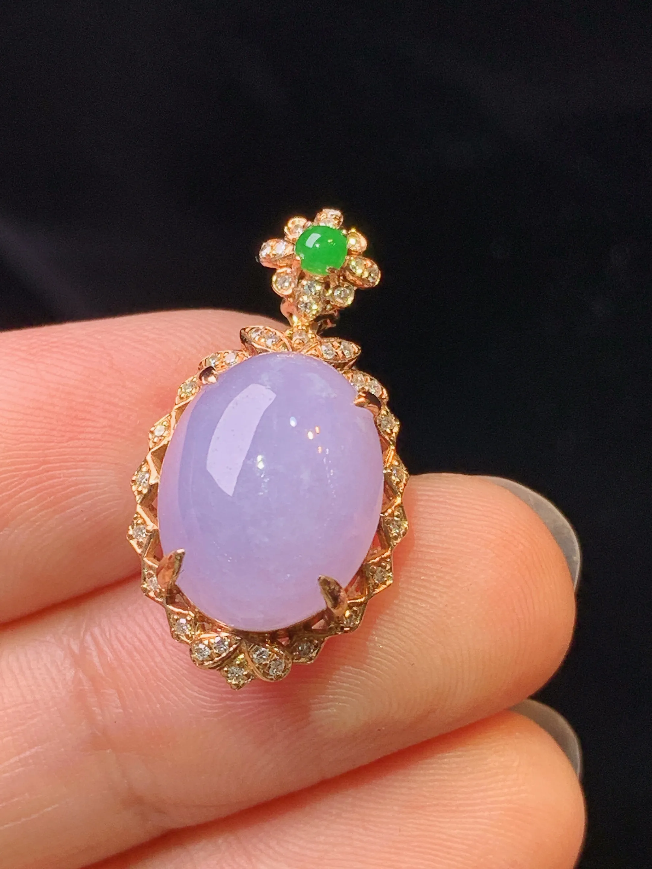 18k金钻镶嵌紫罗兰蛋面吊坠 玉质细腻 色泽艳丽清新 整体尺寸24.3*13.5*9.8