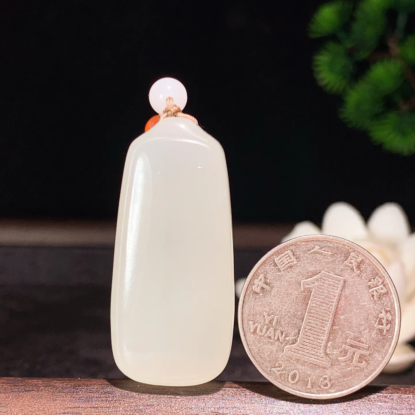 和田玉白玉平安无事牌挂件 尺寸41/19/11重22克。玉质细腻油润。手推出油。佩戴高端典雅。lt260206