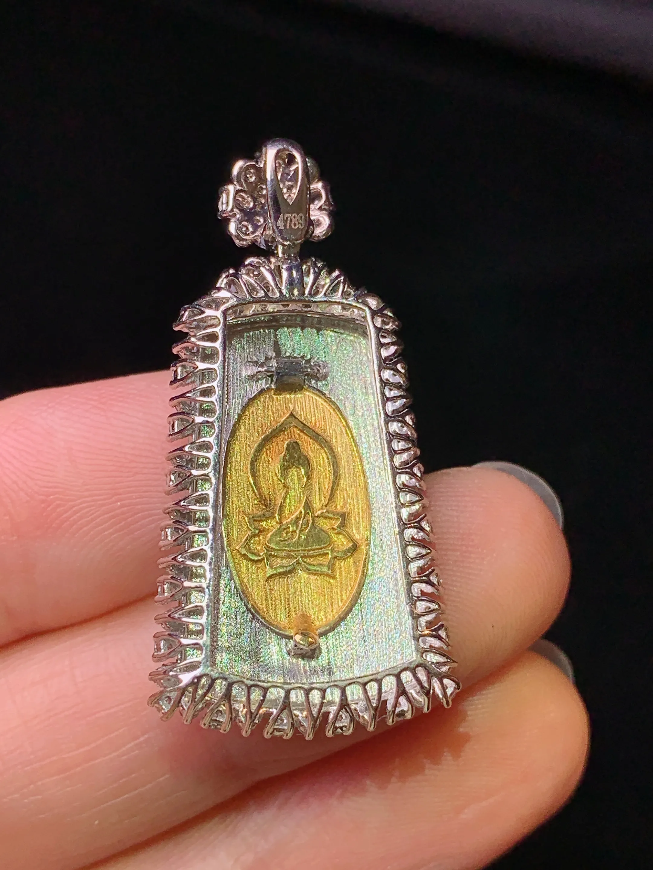 18k金钻镶嵌翠绿无事牌吊坠 玉质细腻 色泽艳丽清新 整体尺寸35.6*17.8*7