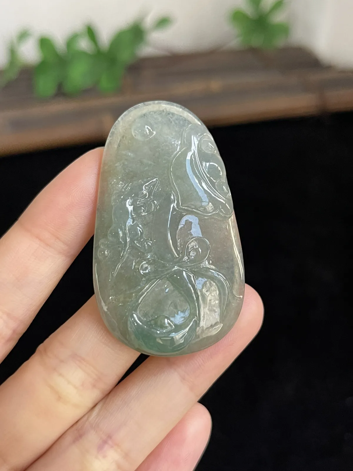 冰种淡绿色，精雕工，花鸟虫鱼，翡翠吊坠