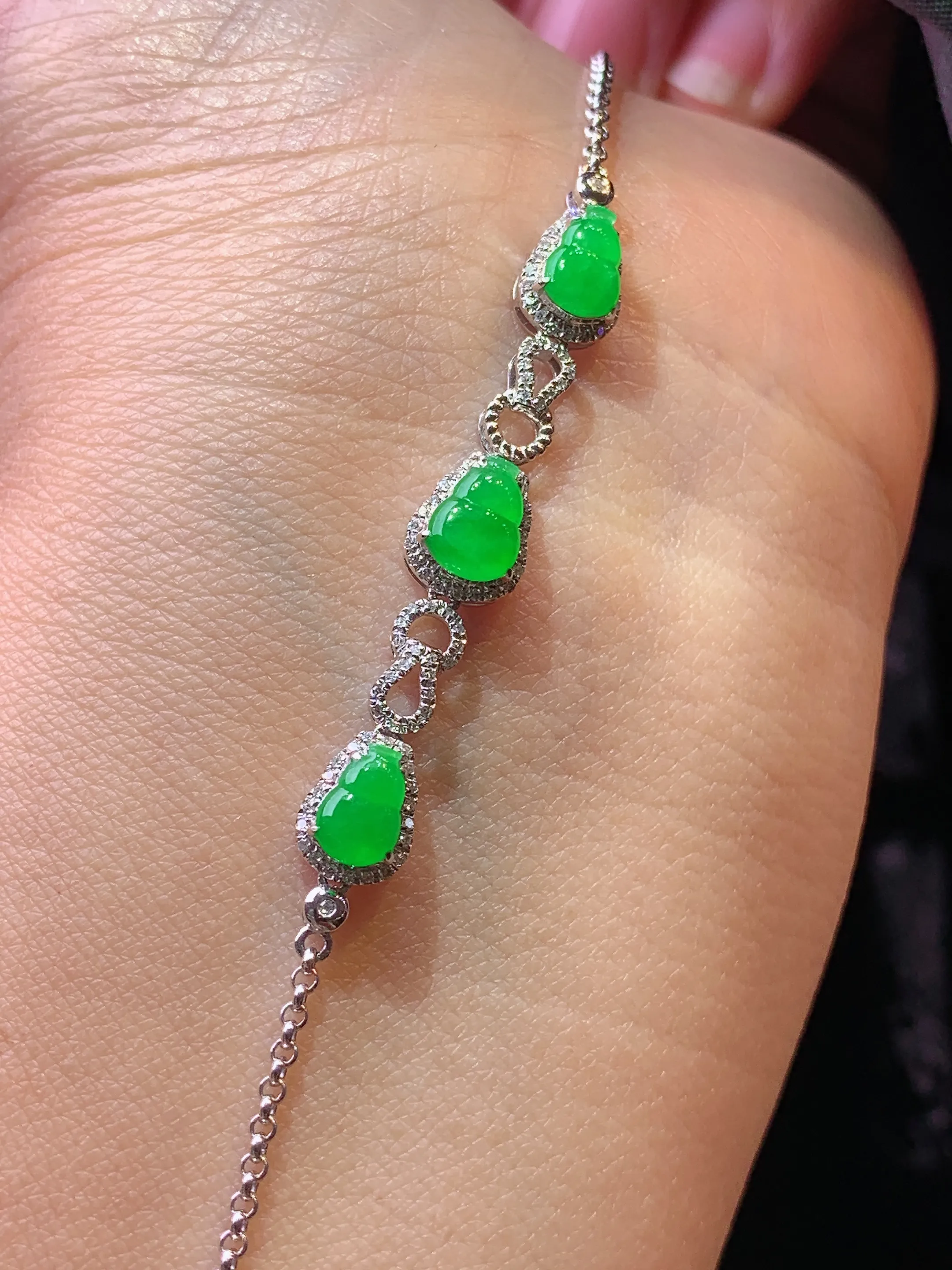 18k金钻镶嵌翠绿葫芦手链 玉质细腻 色泽艳丽清新 整体尺寸40.6*6.6*4.7