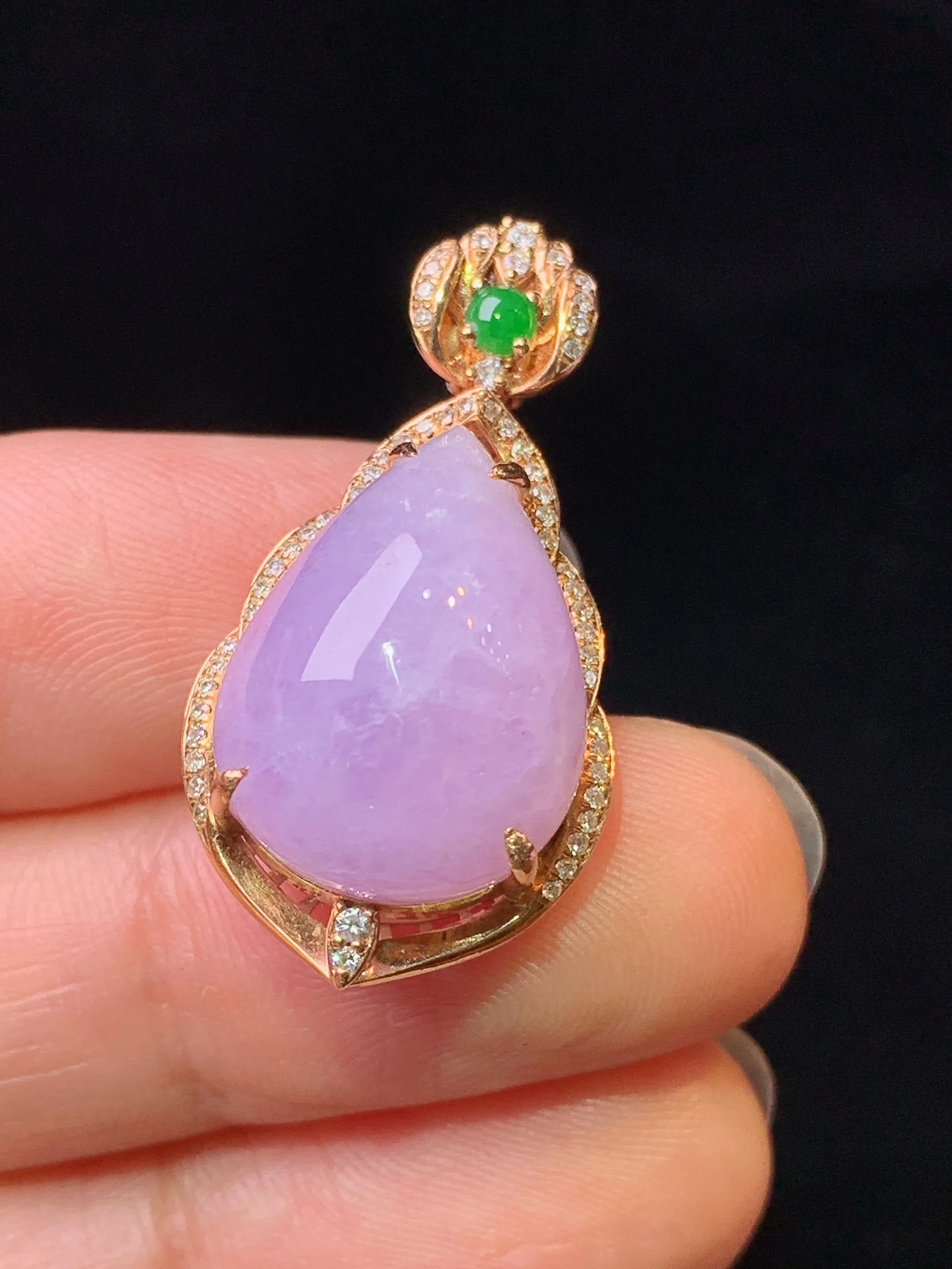 18k金钻镶嵌紫罗兰水滴吊坠 玉质细腻 色泽艳丽清新 整体尺寸30.2*15.5*12.2