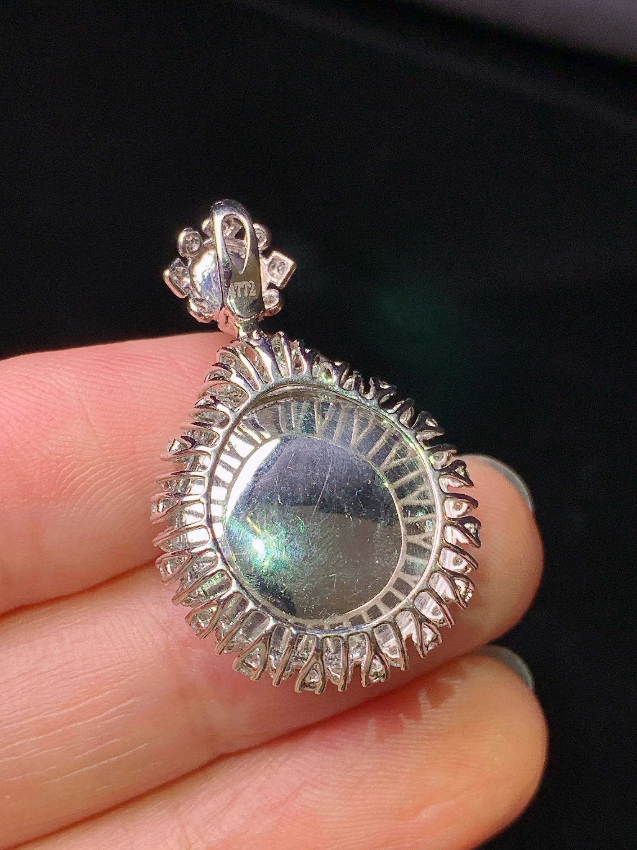 18k金钻镶嵌满绿蛋面吊坠 玉质细腻 色泽艳丽清新 整体尺寸30.5*19.2*10.2