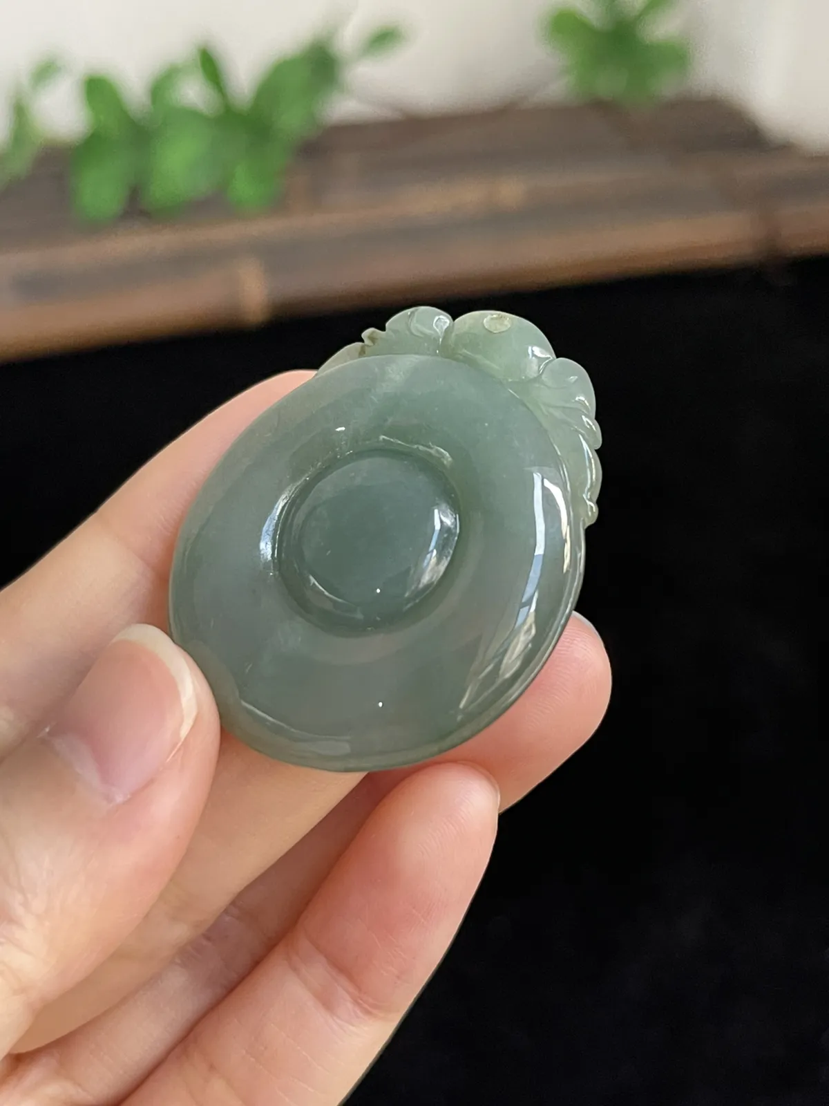 厚装深蓝色冰润翡翠福贝，翡翠吊坠