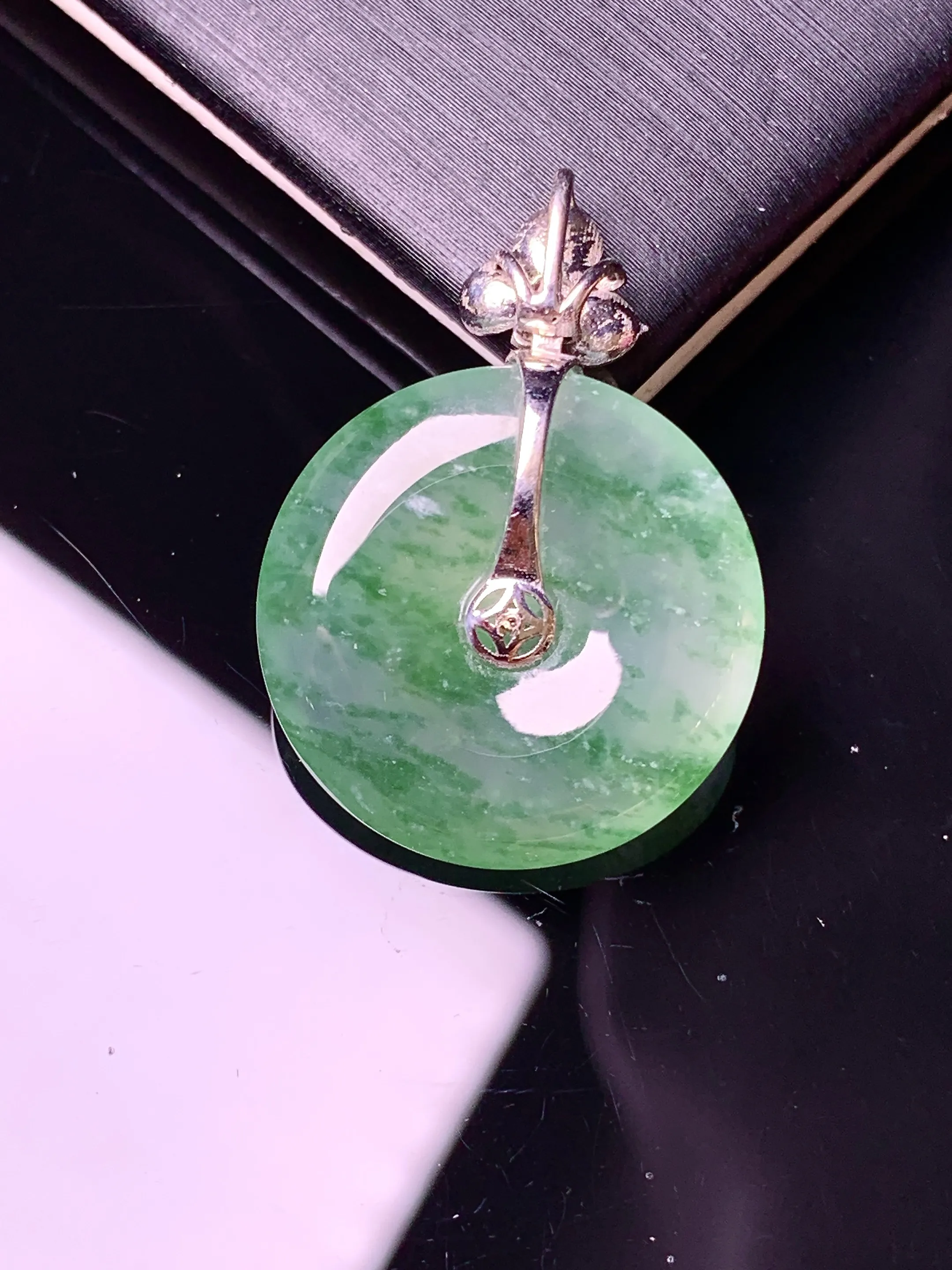 18k金钻镶嵌翠绿平安扣吊坠 玉质细腻 色泽艳丽清新 整体尺寸28.5*20.5*4.8