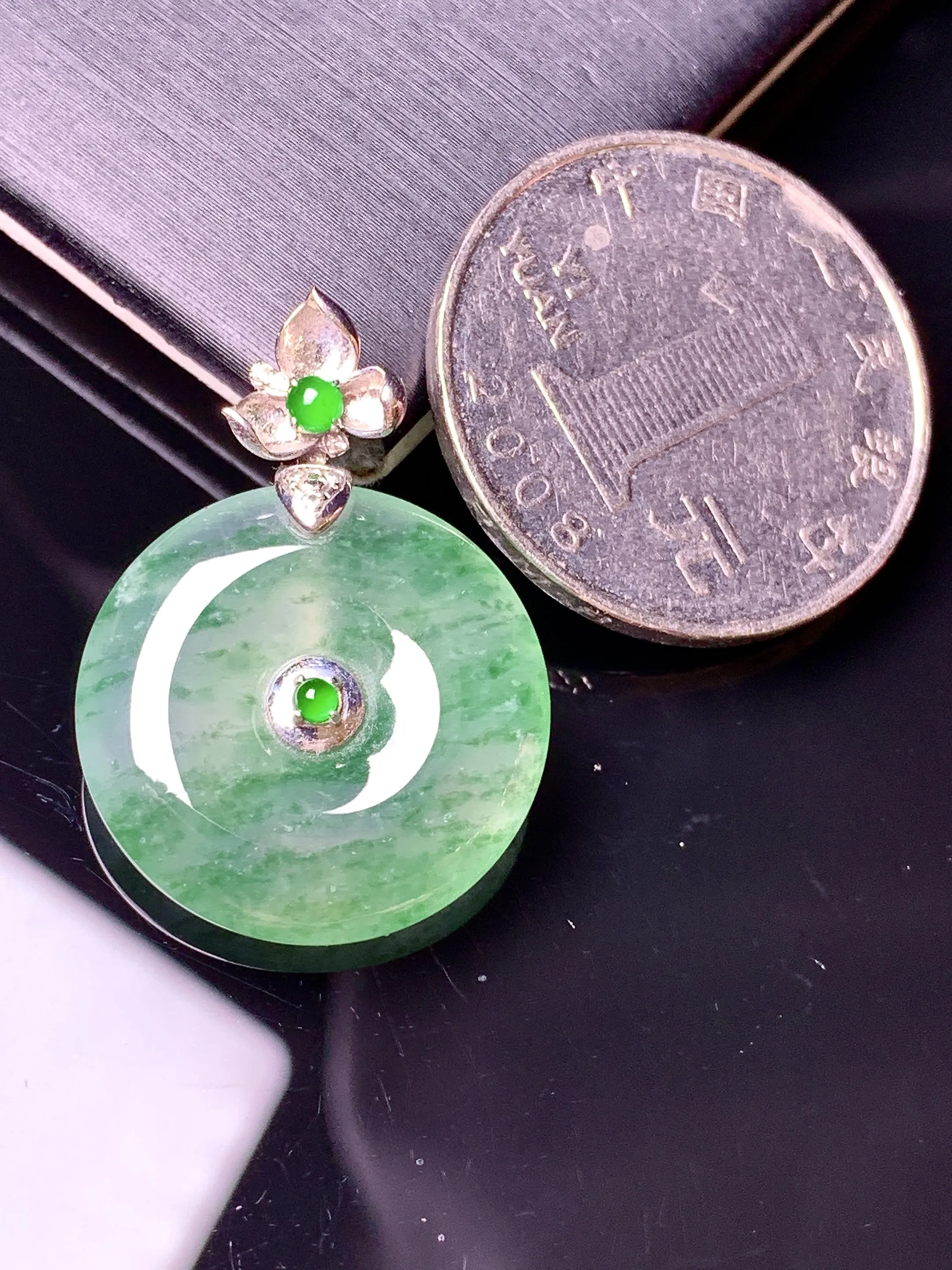 18k金钻镶嵌翠绿平安扣吊坠 玉质细腻 色泽艳丽清新 整体尺寸28.5*20.5*4.8
