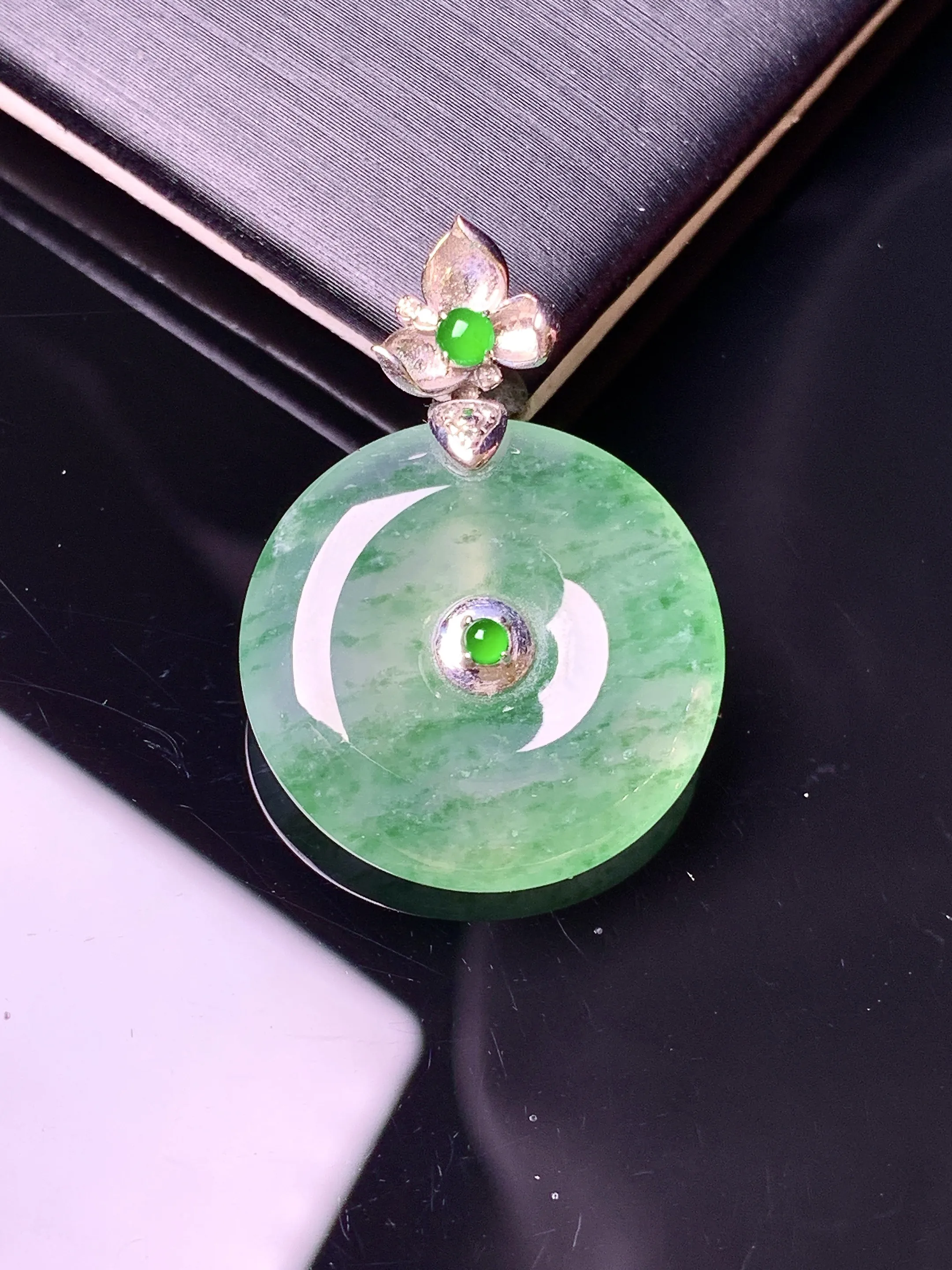 18k金钻镶嵌翠绿平安扣吊坠 玉质细腻 色泽艳丽清新 整体尺寸28.5*20.5*4.8