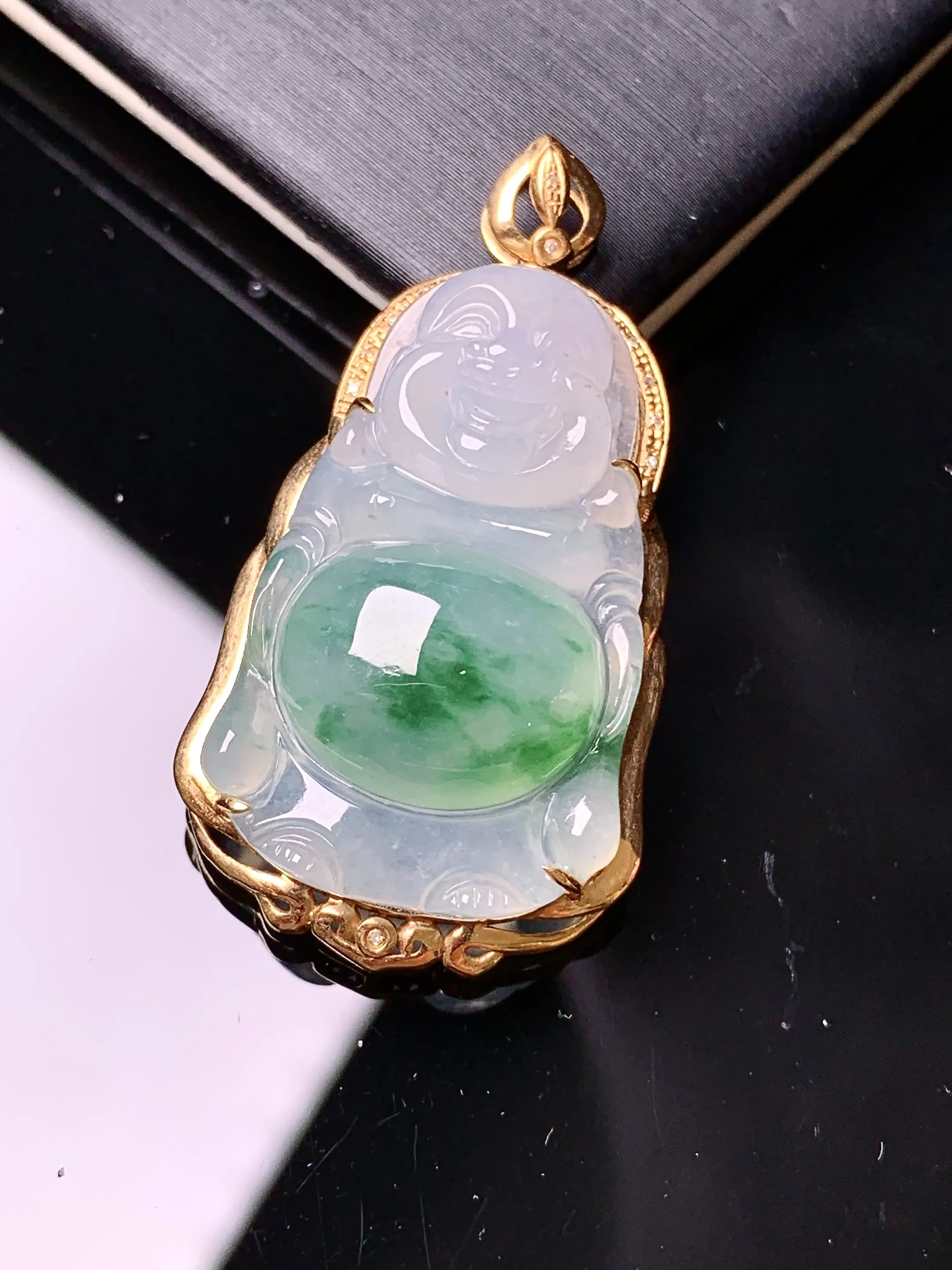 18k金钻镶嵌飘绿佛公吊坠 玉质细腻 色泽艳丽清新 整体尺寸37.5*20.2*8.8