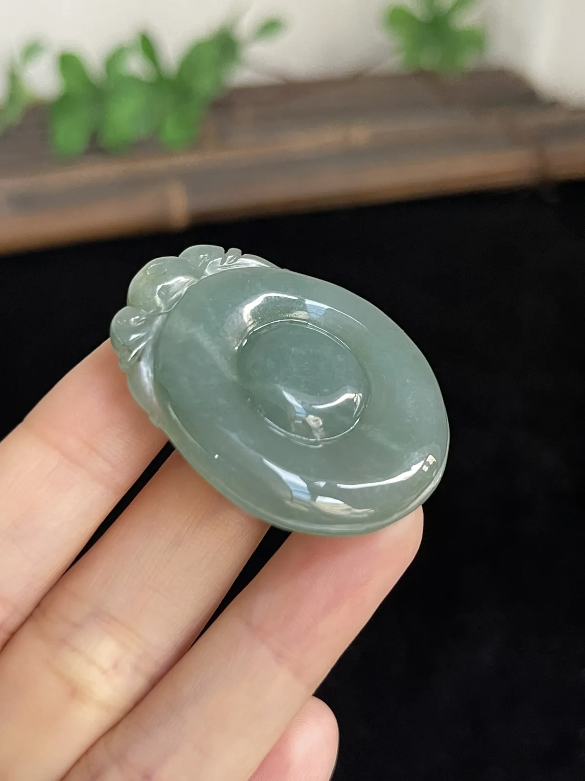 厚装深蓝色冰润翡翠福贝，翡翠吊坠