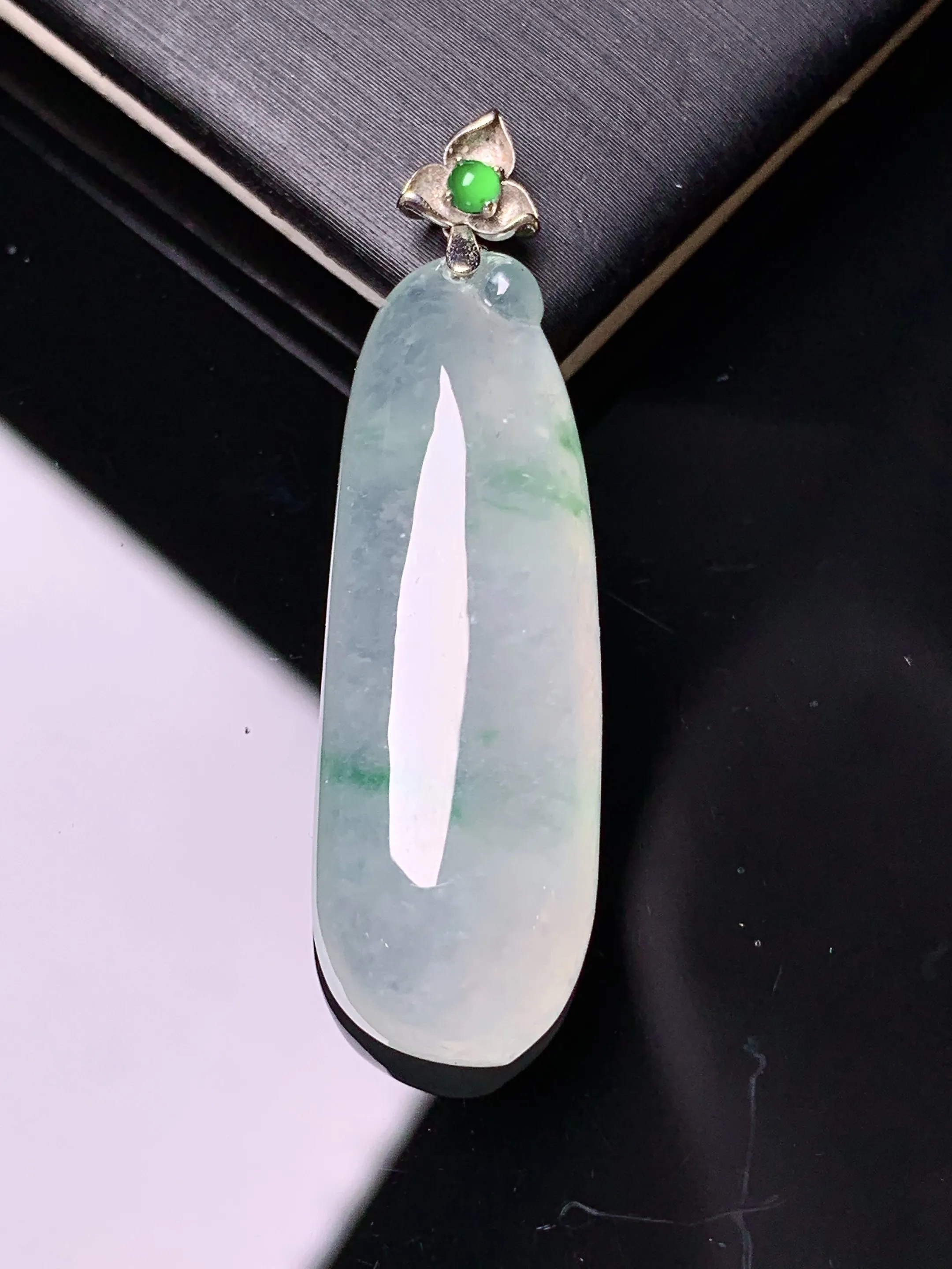 18k金镶嵌冰种飘绿福瓜吊坠 玉质细腻 色泽艳丽清新 整体尺寸40.2*11.6*7.6