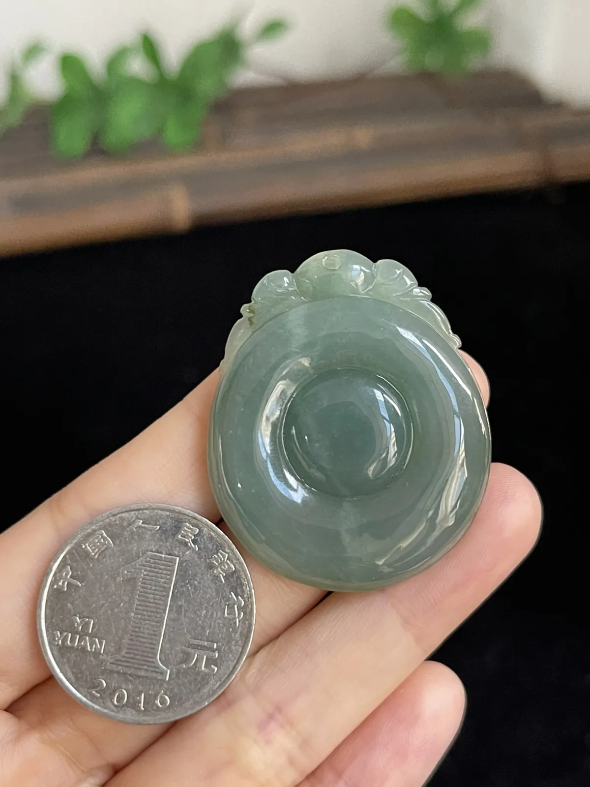 厚装深蓝色冰润翡翠福贝，翡翠吊坠