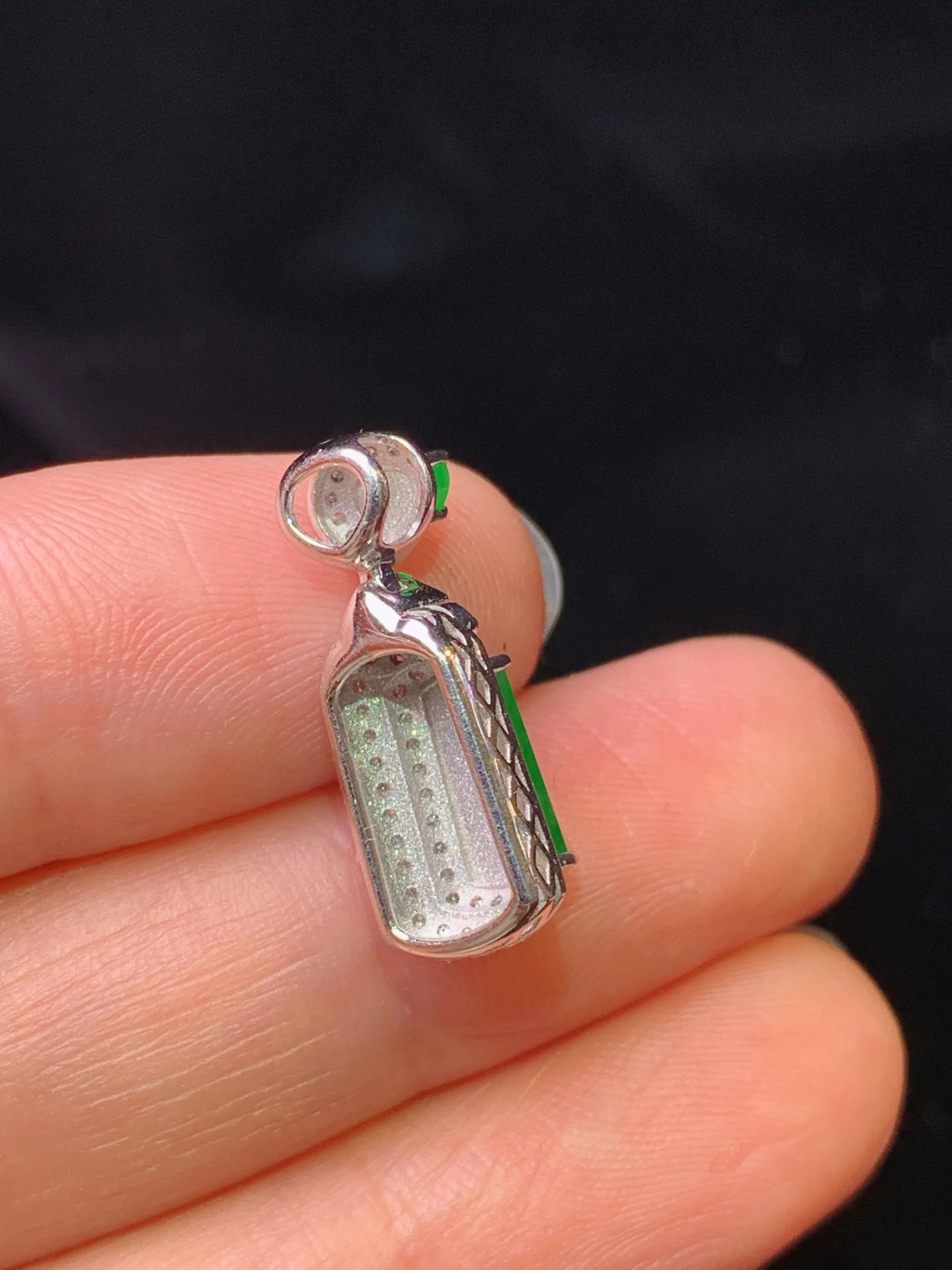 18k金钻镶嵌满绿无事牌吊坠 玉质细腻 色泽艳丽清新 整体尺寸20*7.5*7