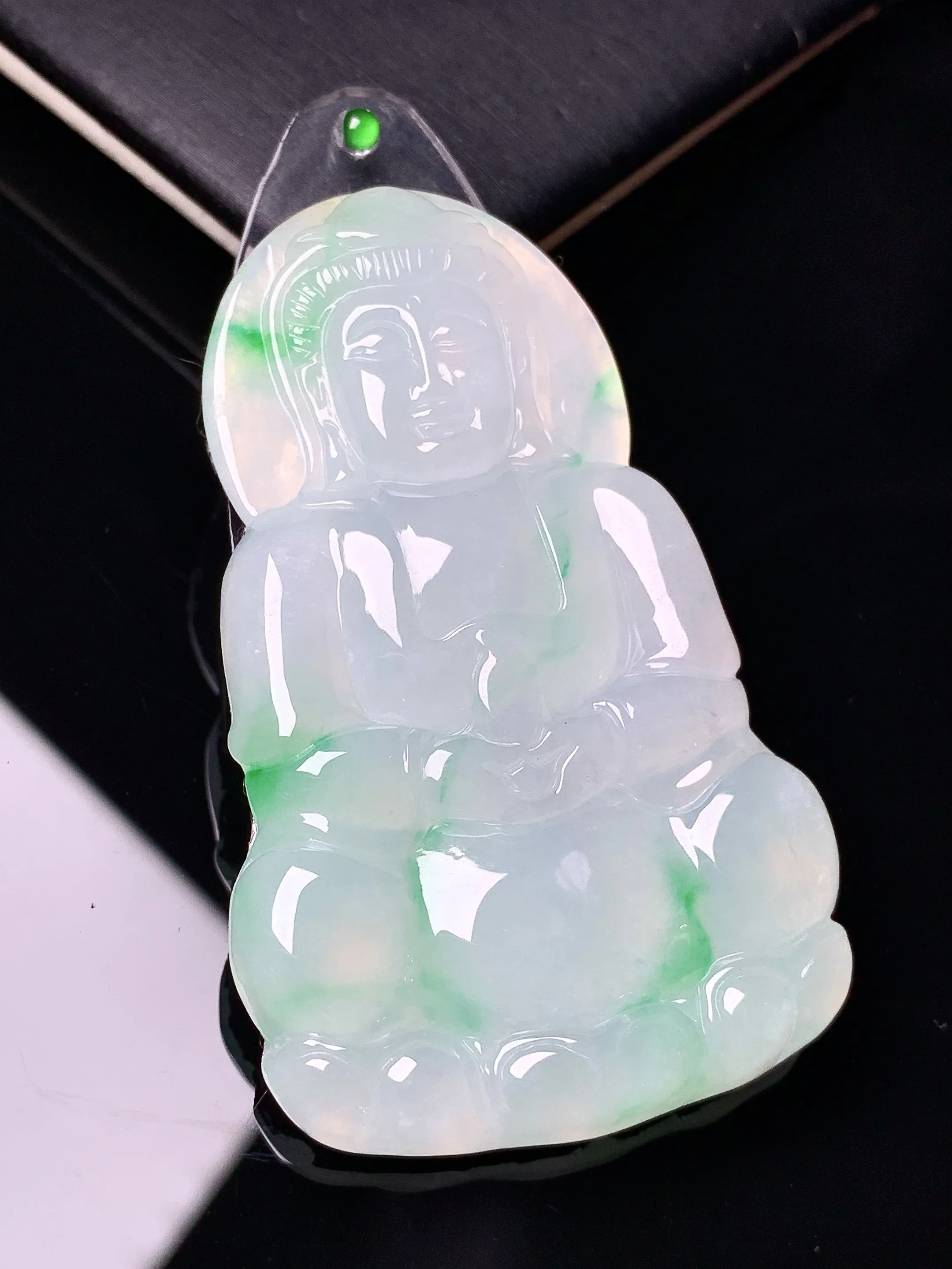 镶嵌款 飘绿观音菩萨吊坠 玉质细腻 色泽艳丽清新 整体尺寸58.2*35.6*5.5