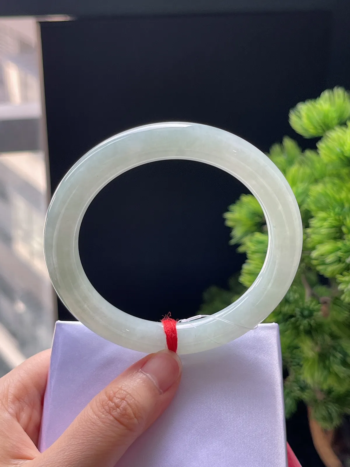 圆镯58圈口，翡翠冰糯种淡绿色手镯