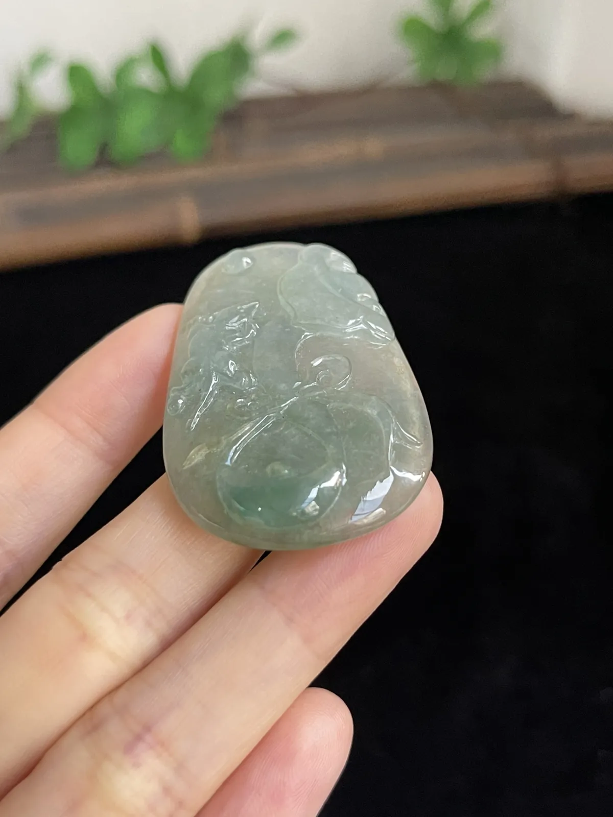 冰种淡绿色，精雕工，花鸟虫鱼，翡翠吊坠