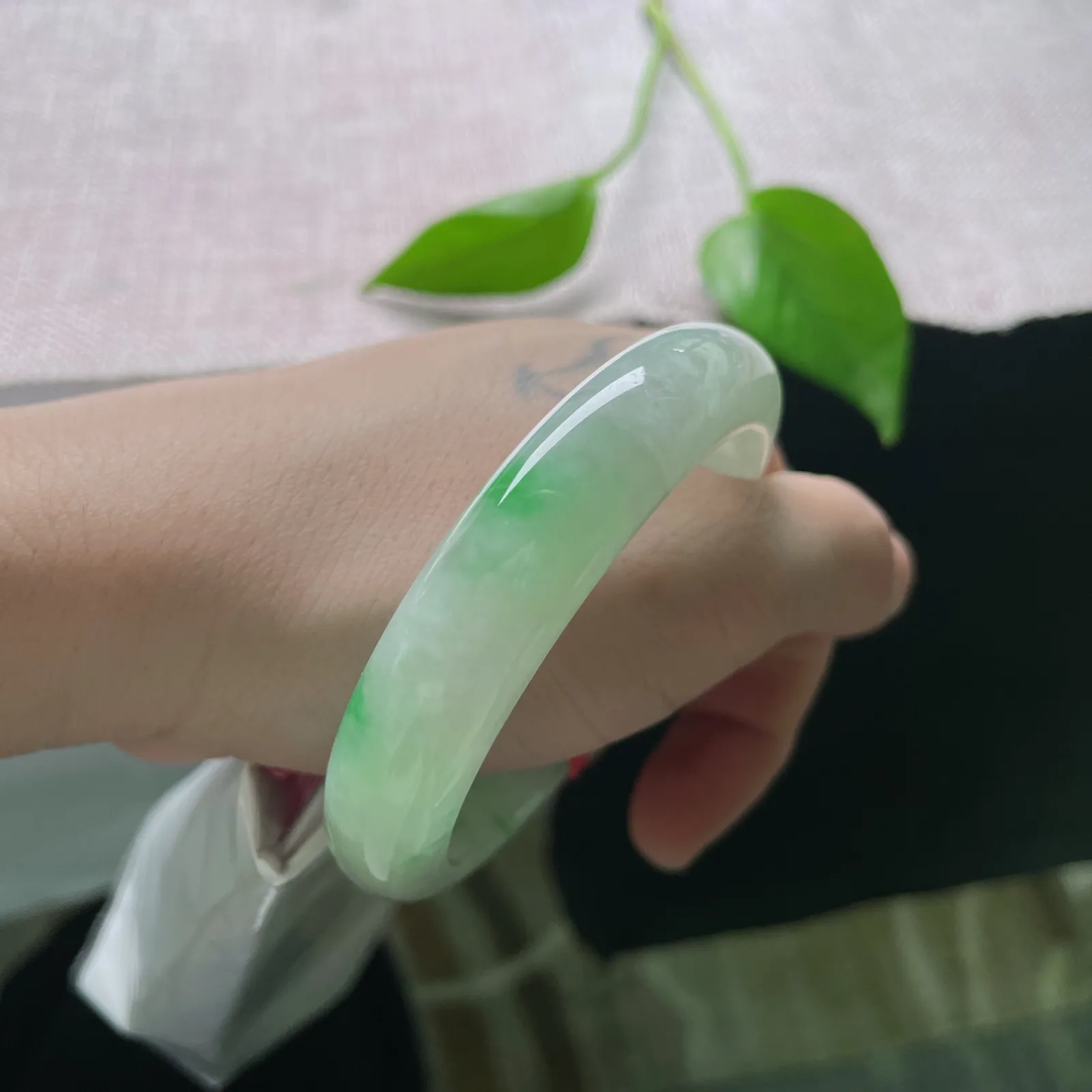 秒杀价#53.8/12.6/8，飘阳绿正圈，种老，晶莹剔透，翠色娇艳欲滴，晶体纹