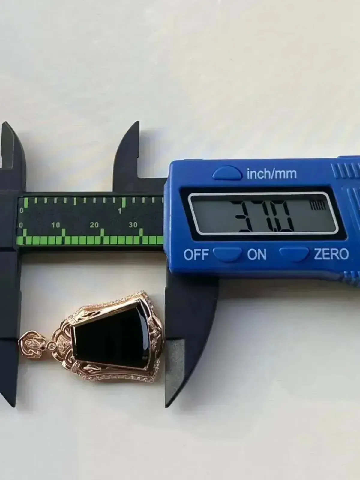 墨翠：【平安无事牌】吊坠、18K金+南非钻镶嵌，细腻干净，黑度极黑，性价比高，做工精致，打灯透绿 裸石尺寸 19.5*17.8‘