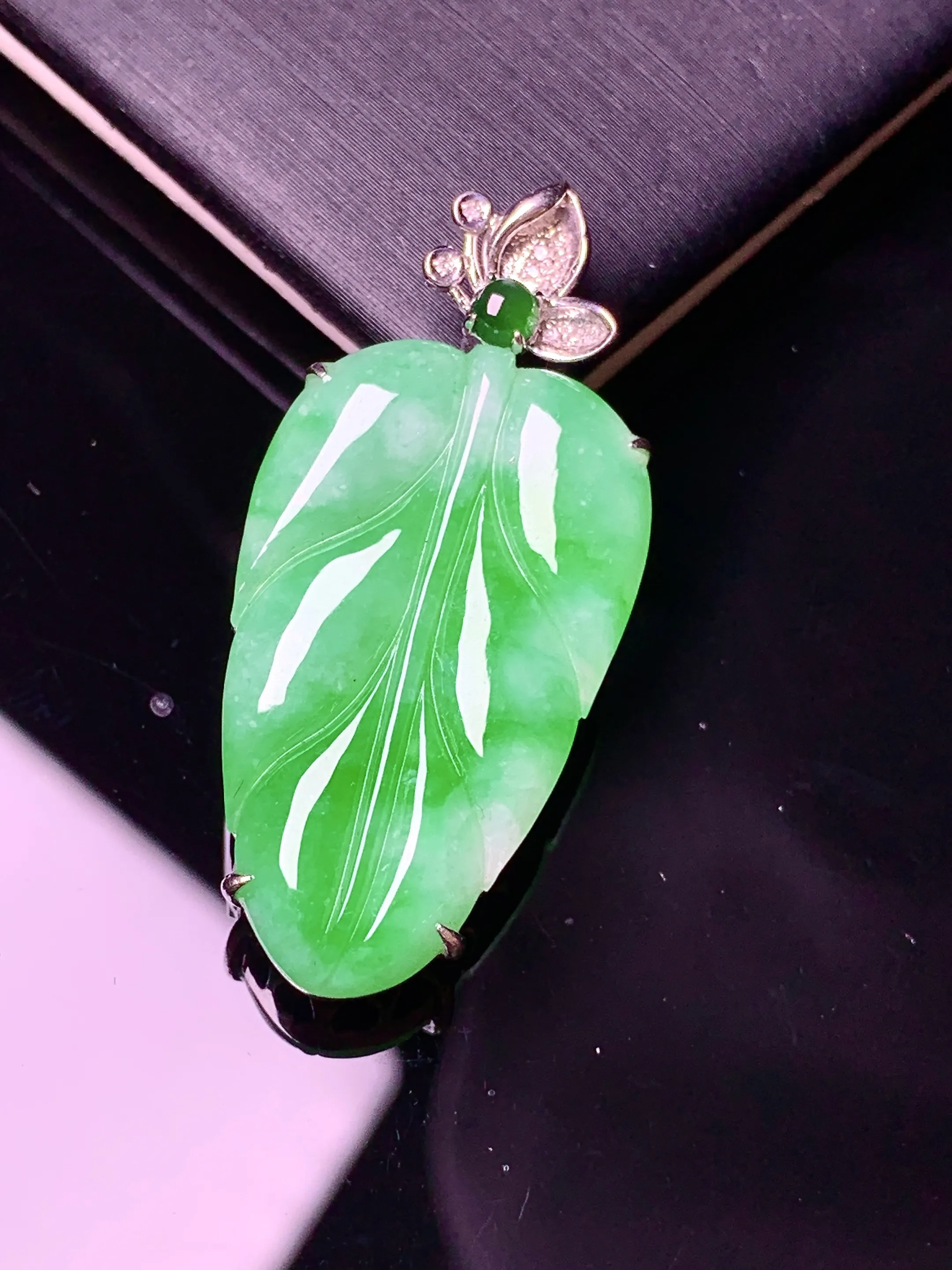 18k金钻镶嵌翠绿树叶吊坠 玉质细腻 色泽艳丽清新 整体尺寸37.5*17.2*5.6