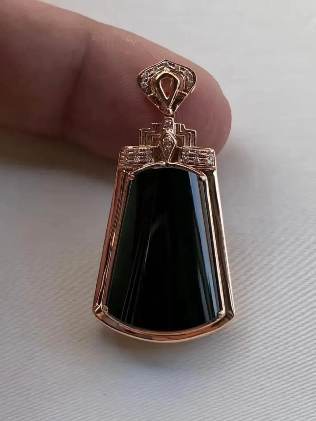 墨翠：【平安无事牌】吊坠、18K金+南非钻镶嵌，细腻干净，黑度极黑，性价比高，做工精致，打灯透绿 裸石尺寸 21.0*15.2‘