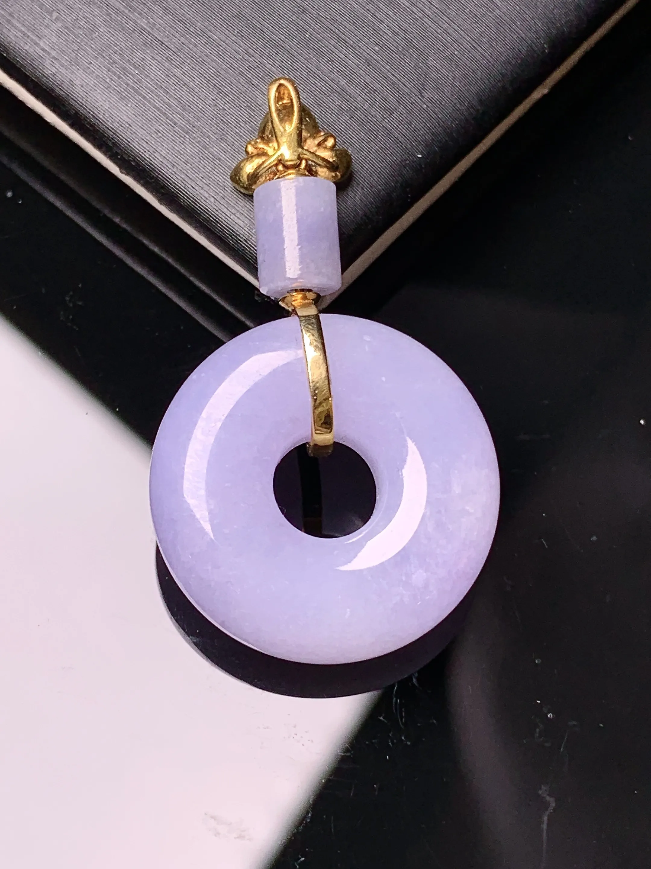 18k金镶嵌紫罗兰平安环吊坠 玉质细腻 色泽艳丽清新 整体尺寸33.8*19.6*6