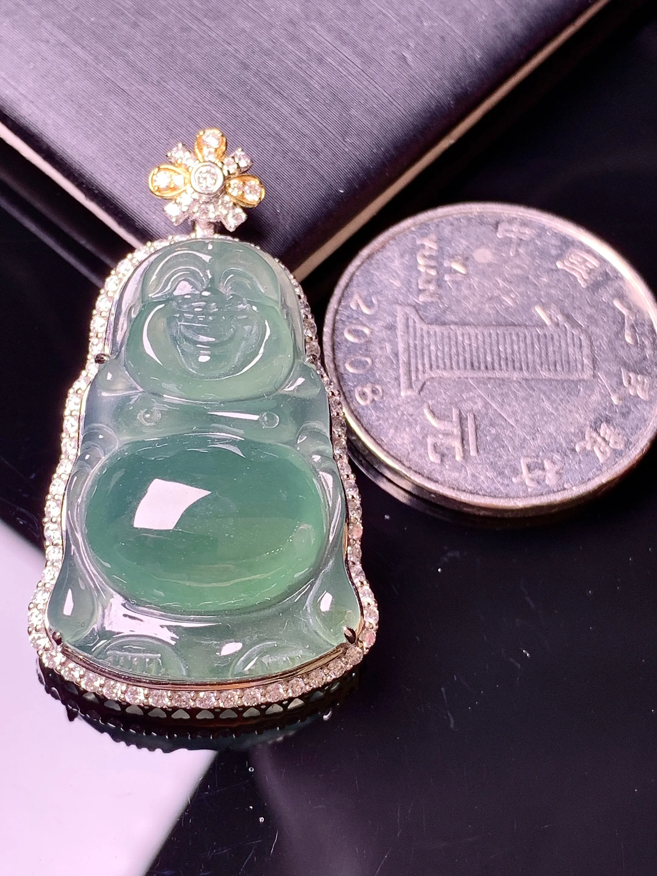 18k金钻镶嵌晴绿佛公吊坠 玉质细腻 色泽艳丽清新 整体尺寸38.2*22*10.8