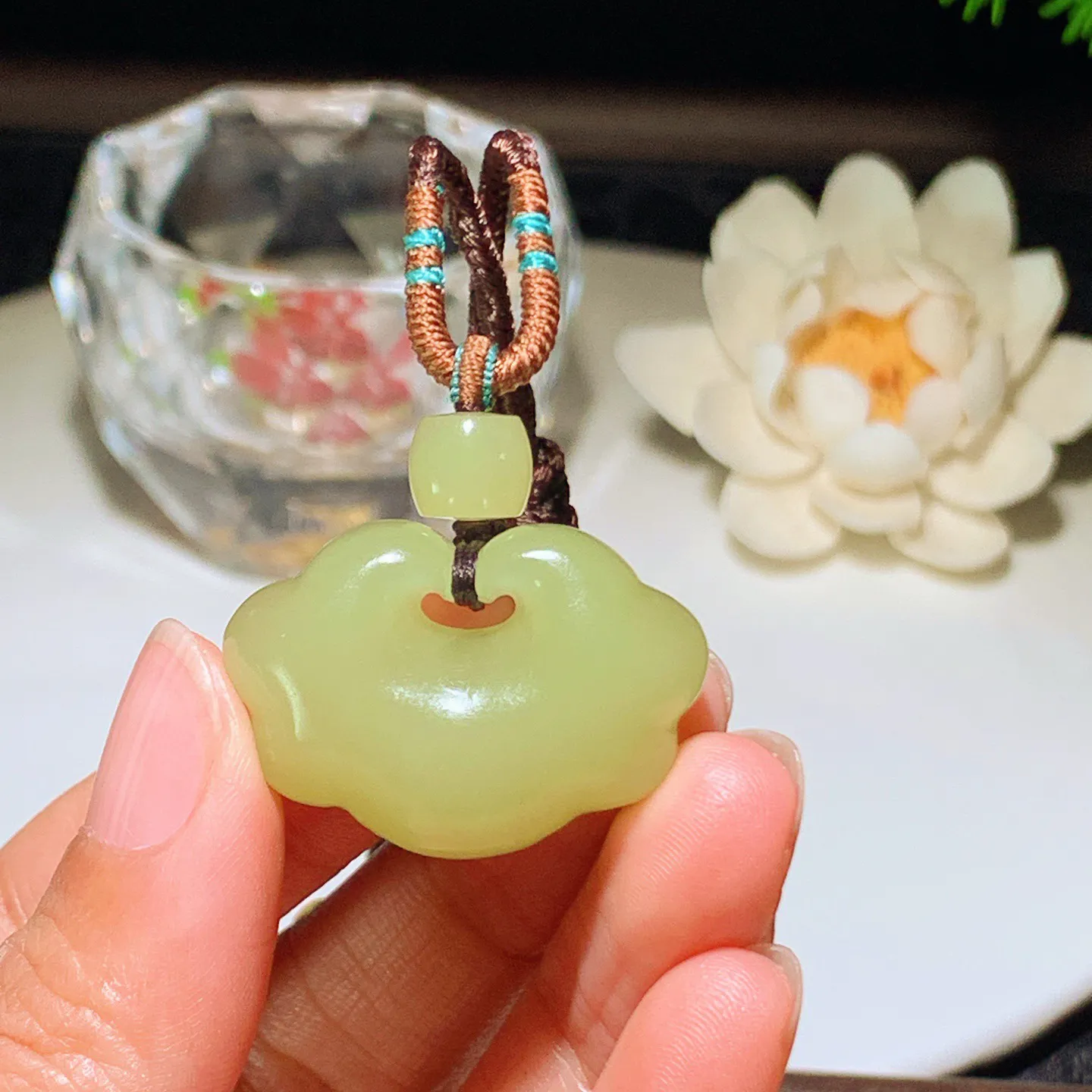 新疆和田玉若羌黄口料如意锁挂件。尺寸21/31/15重20克。玉质细腻油润。手推出油。佩戴高端典雅。lt260206