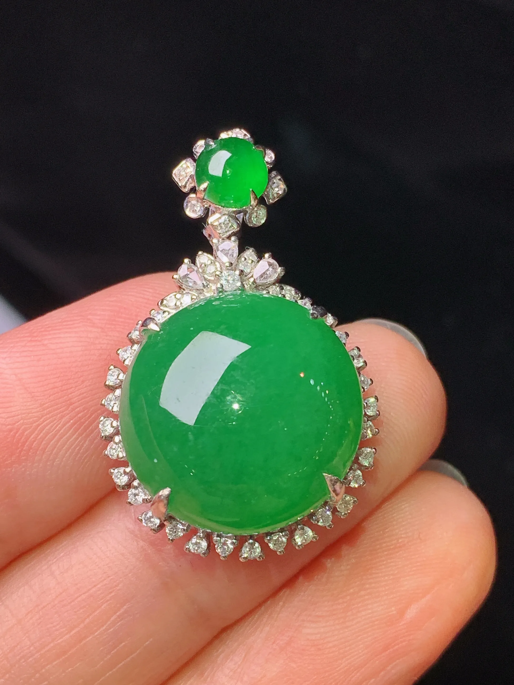 18k金钻镶嵌满绿蛋面吊坠 玉质细腻 色泽艳丽清新 整体尺寸30.5*19.2*10.2