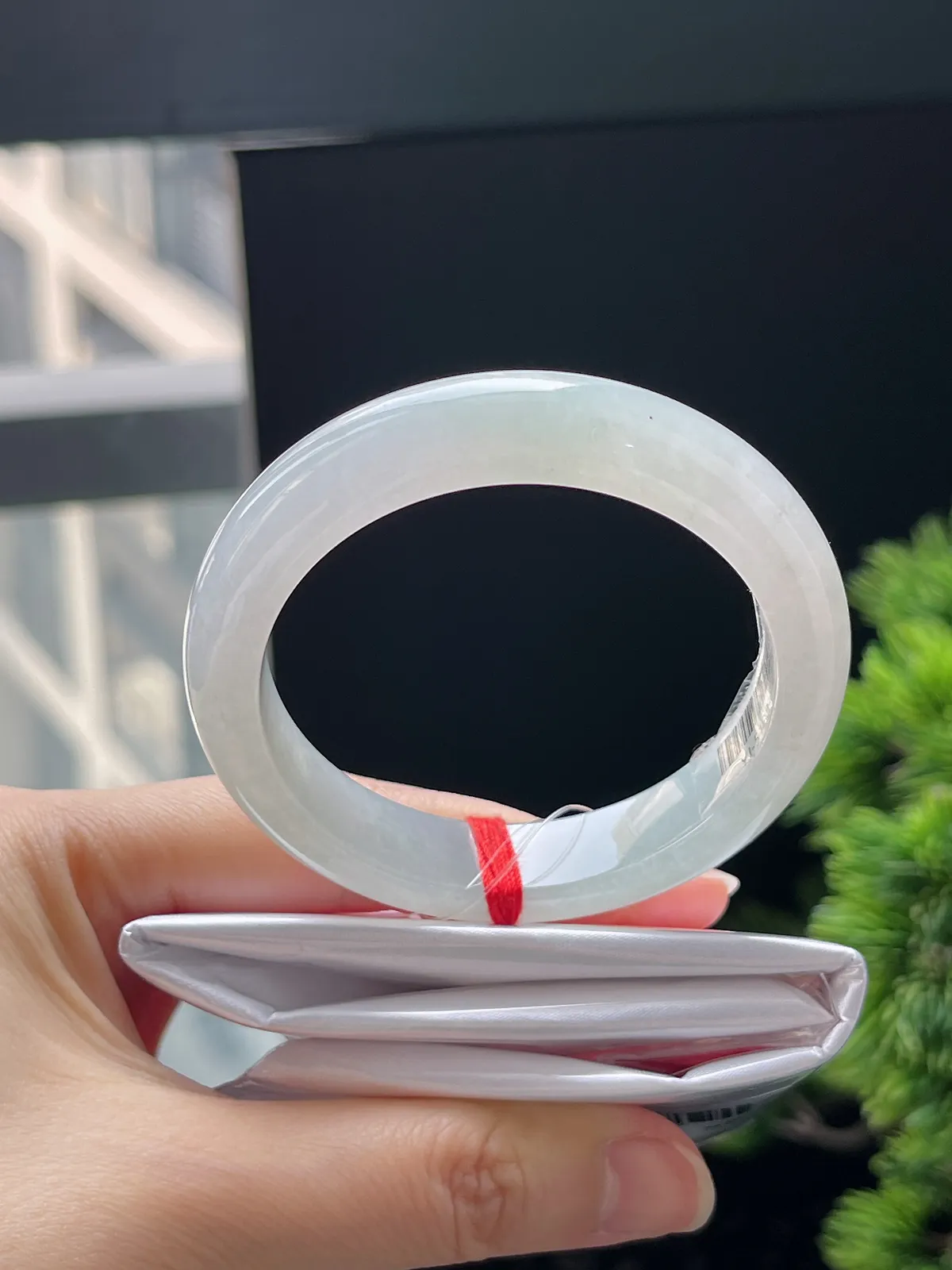 正圈50.5圈口，翡翠冰糯种淡绿手镯